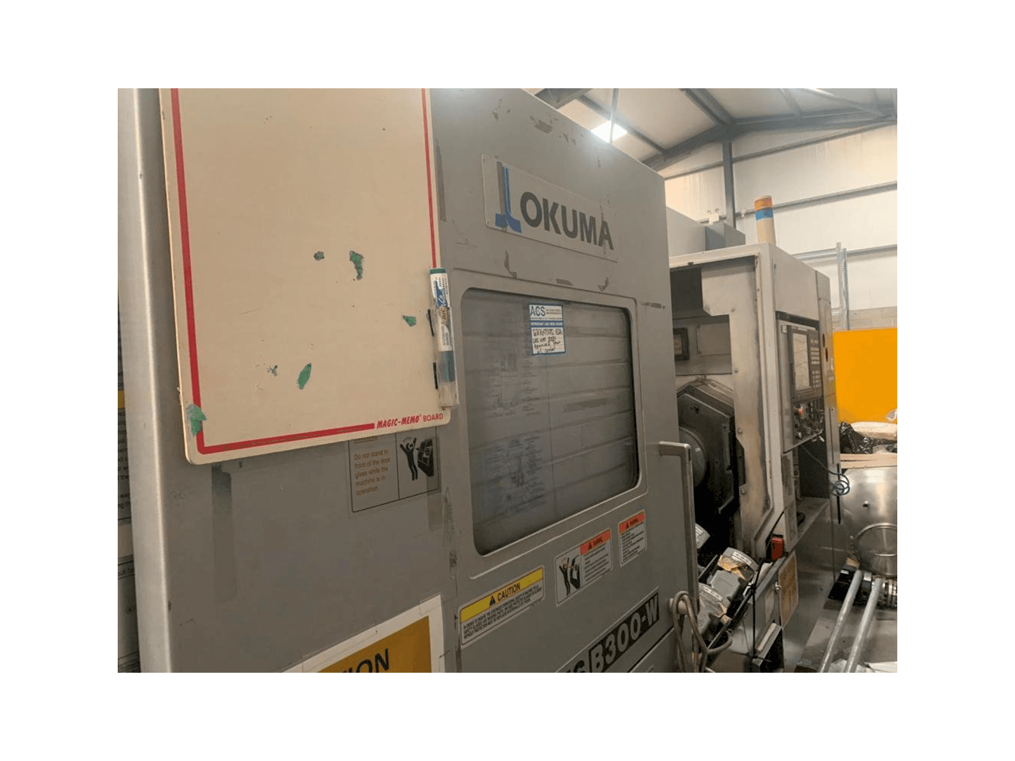 Vista frontale della macchina Okuma Multus B-300W