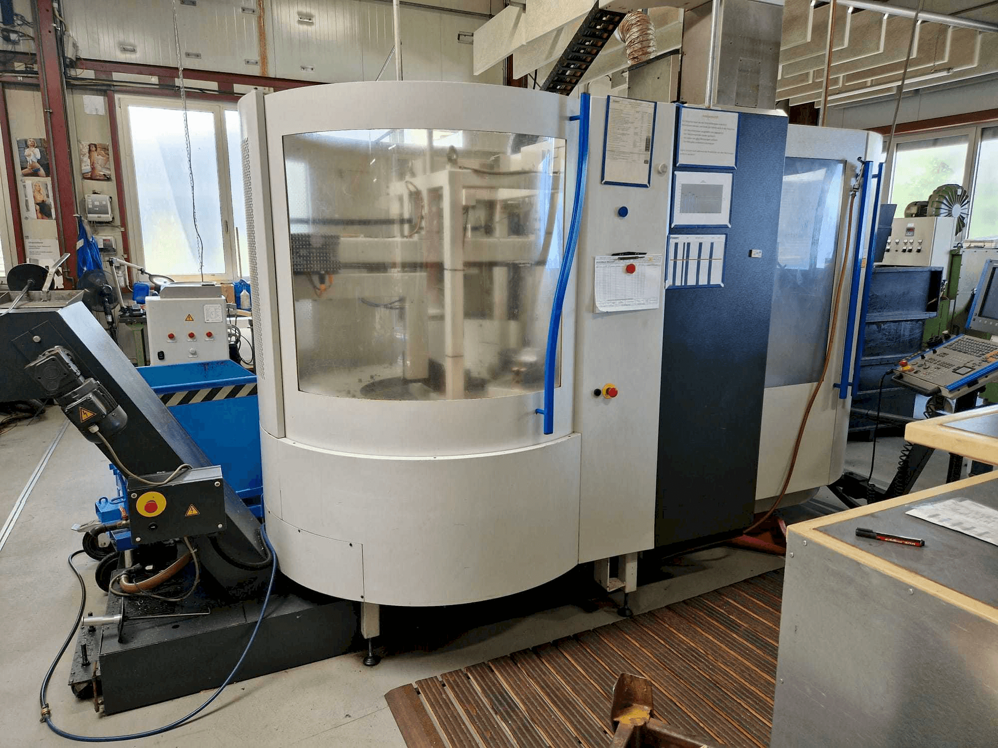 Vista frontale della macchina MIKRON UCP600 Vario