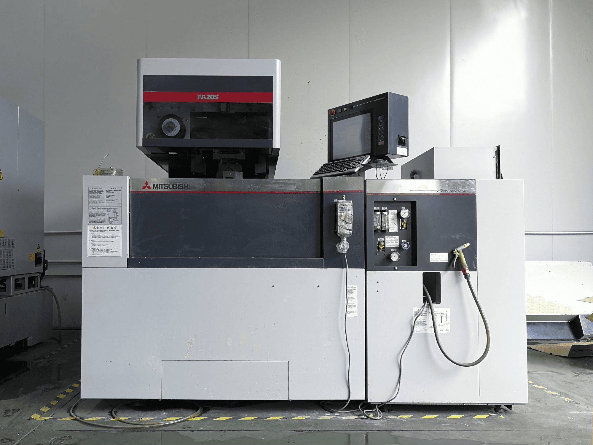 Vista frontale della macchina Mitsubishi Electric FA20S