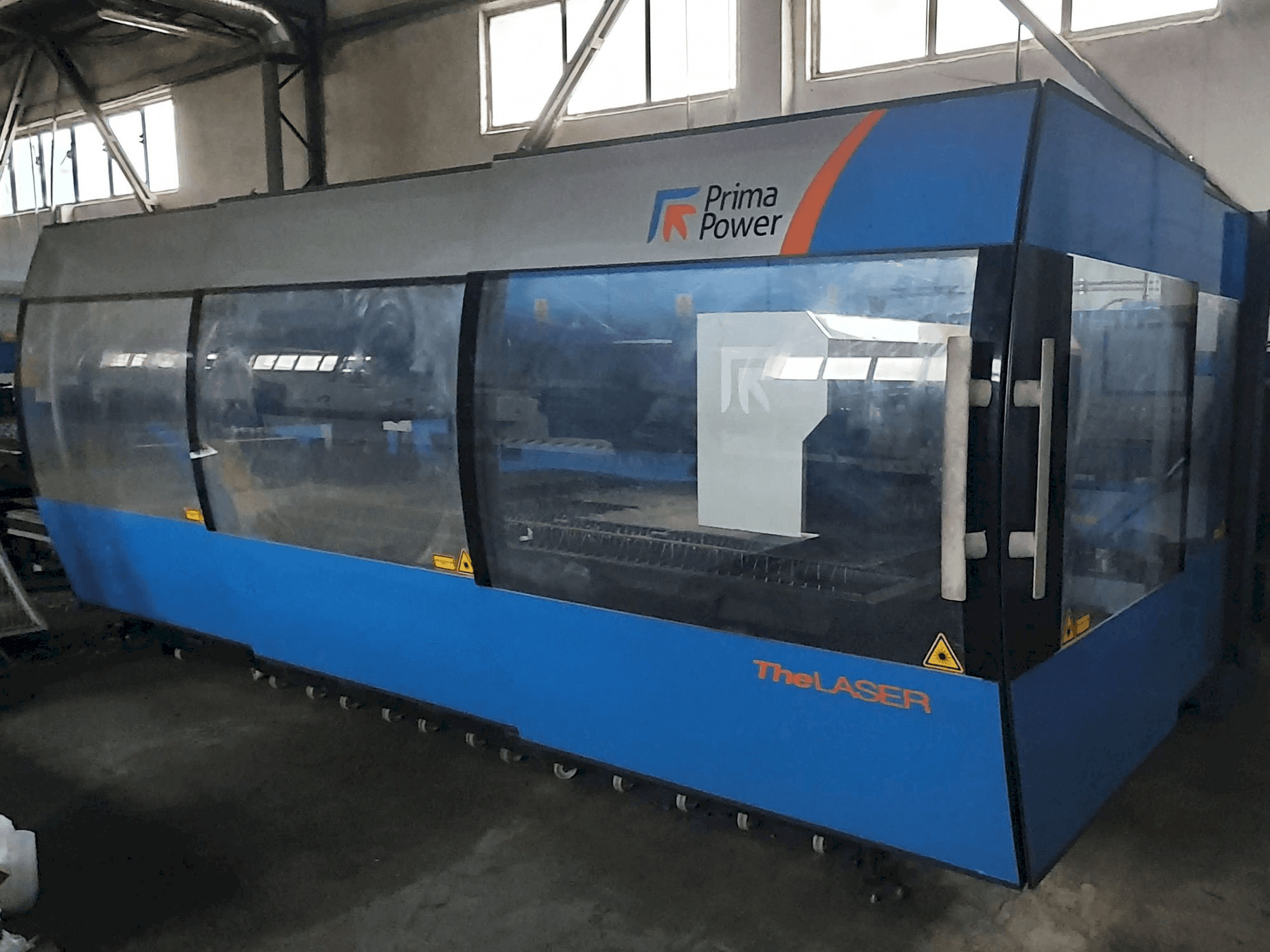 Vista frontale della macchina Prima Power Platino 1530