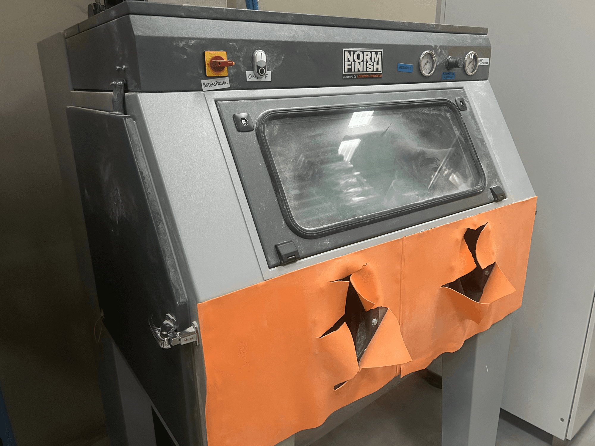 Stampante 3D in plastica EOS P 396 di colore grigio, vista laterale con coperchio arancione usurato e pannello di controllo visibile, condizioni polverose.