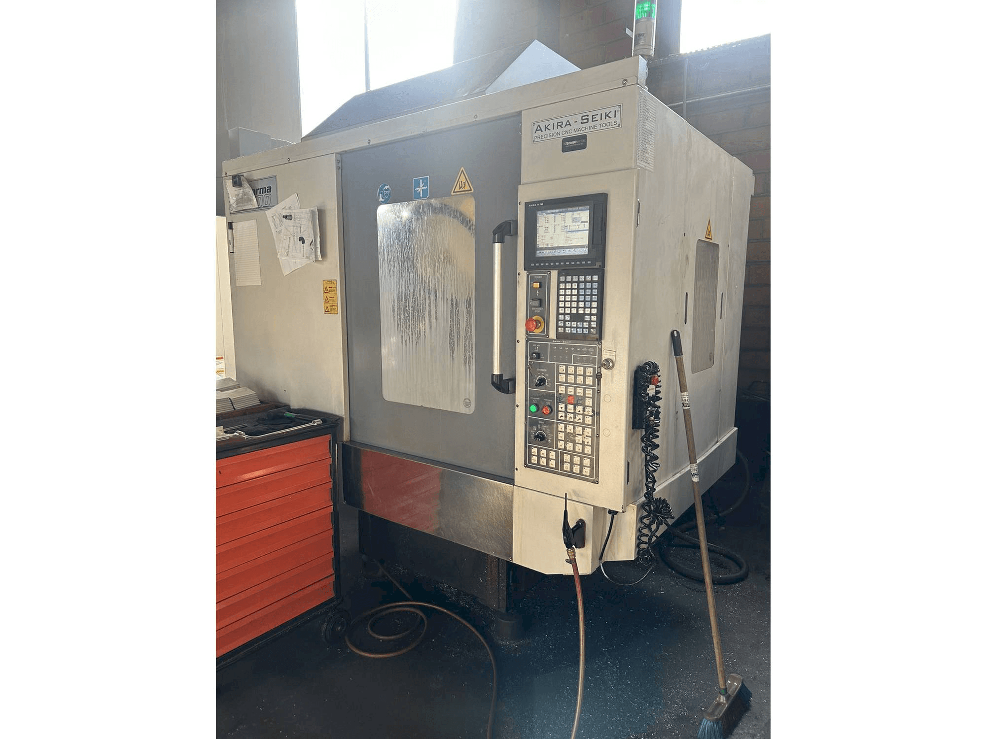 Vista frontale della macchina Akira Seiki PC700