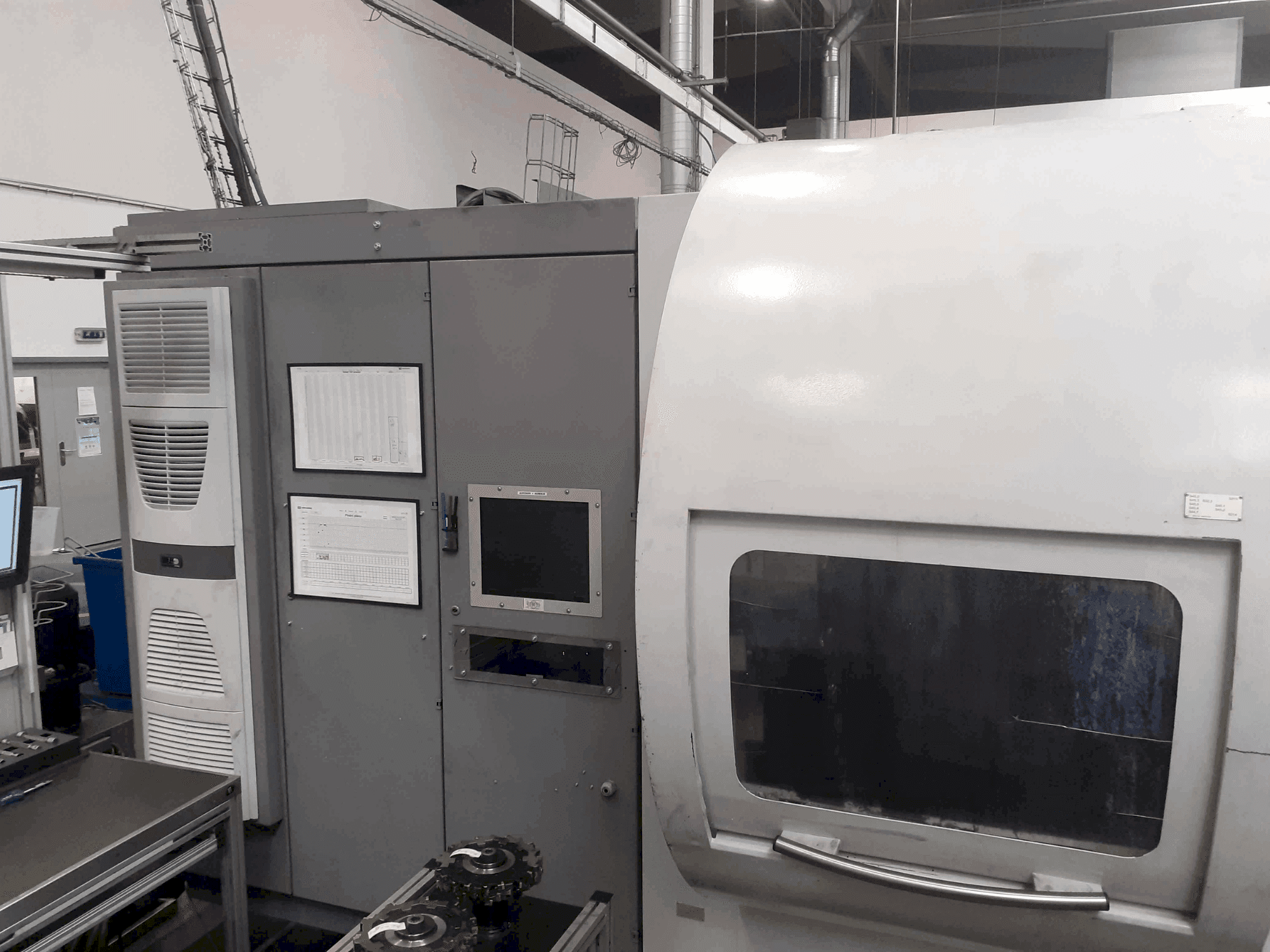 Vista frontale della macchina DECKEL MAHO DMC 80 H