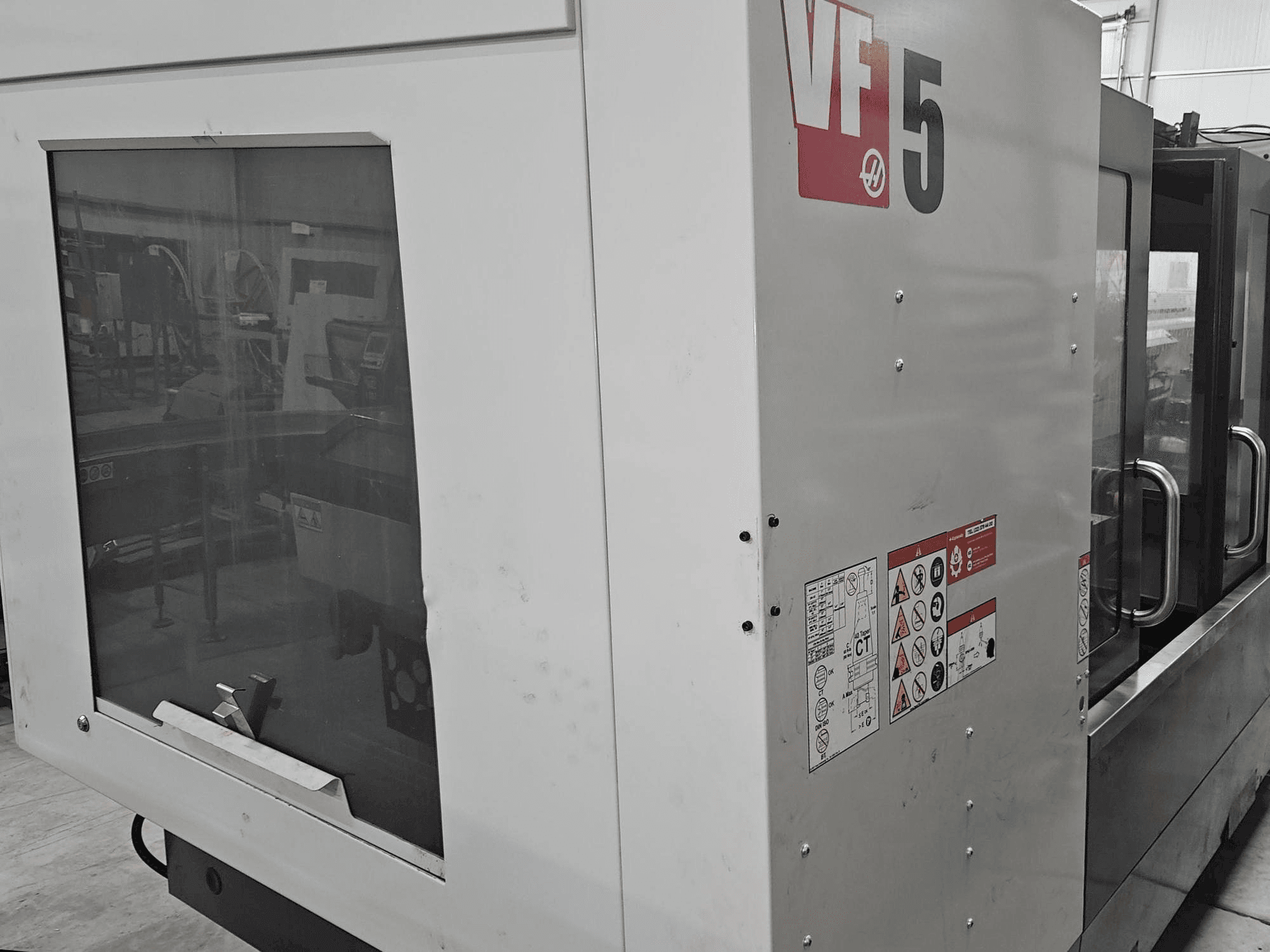 Vista frontale della macchina HAAS VF-5/40