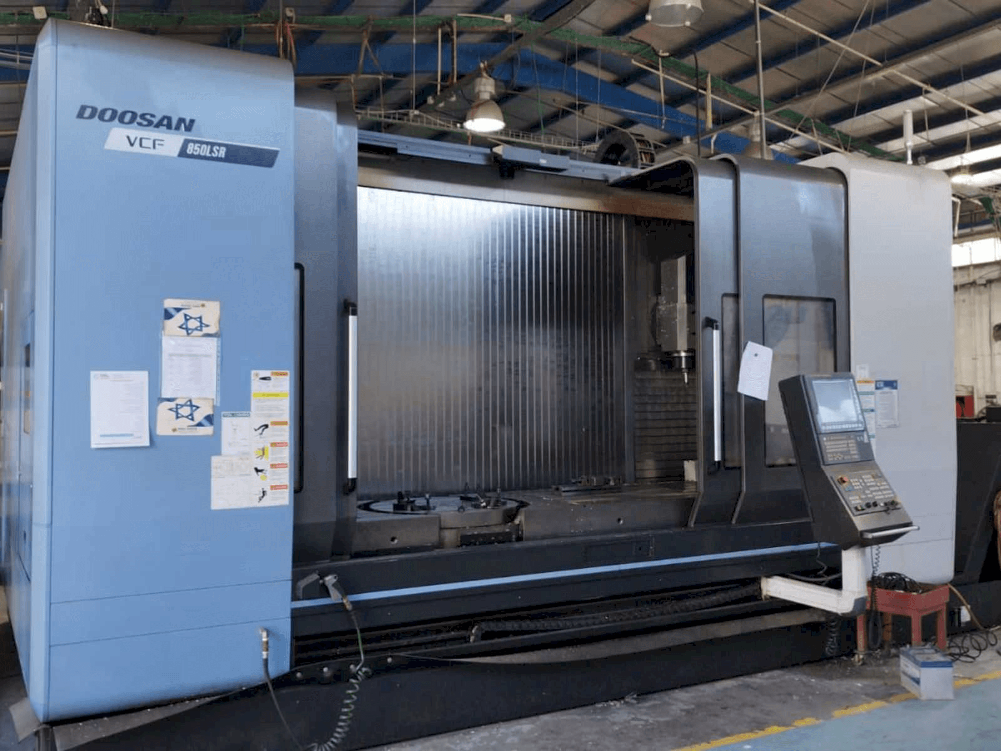 Vista frontale della macchina Doosan VCF 850LSR