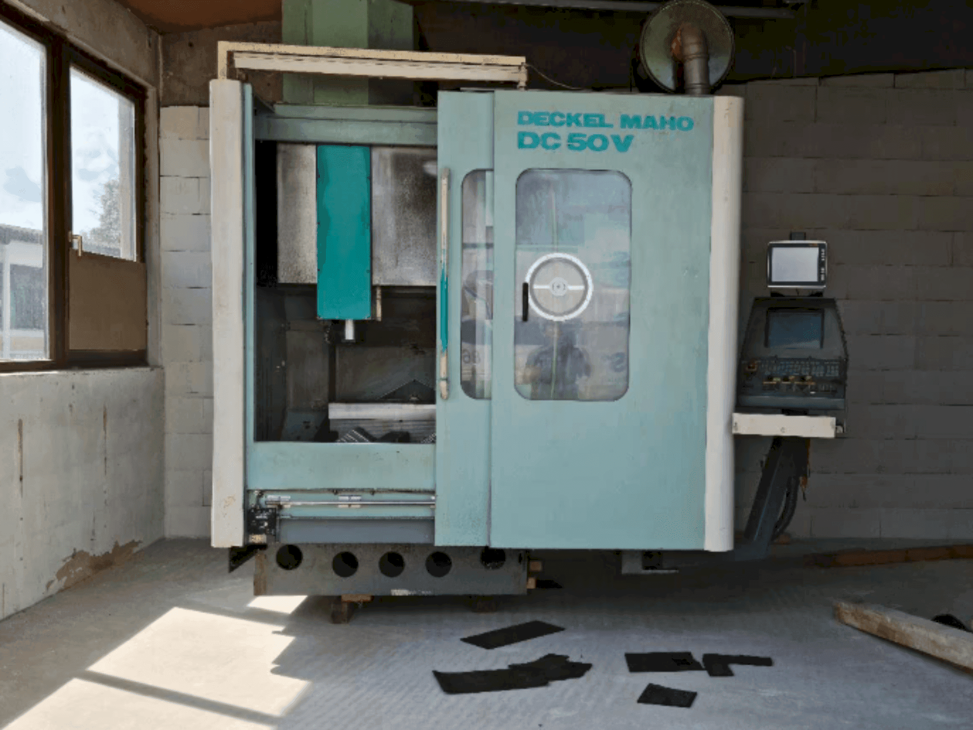 Vista frontale della macchina DECKEL MAHO DC 50 V