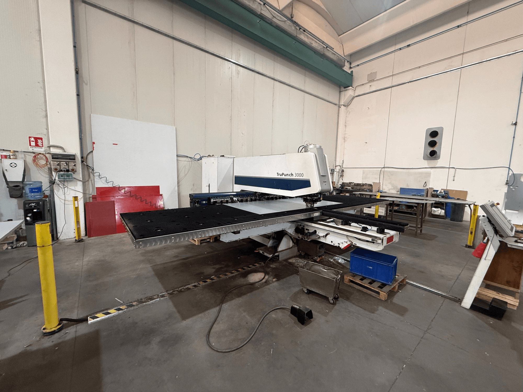 Punzonatrice CNC TRUMPF TruPunch 3000, vista laterale, che mostra la testa di punzonatura, il tavolo di grandi dimensioni e l'ambiente circostante dell'officina.