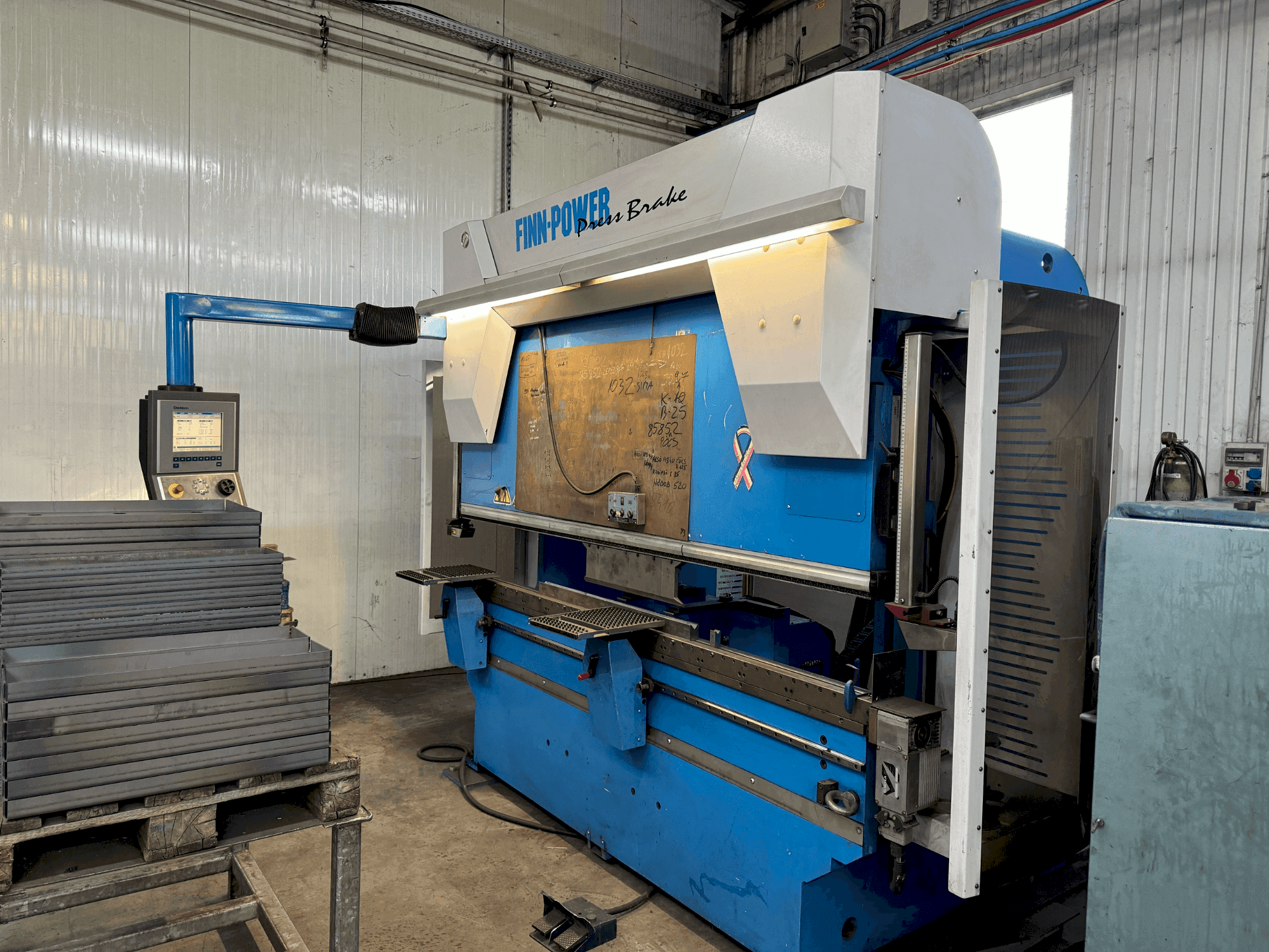 Vista frontale della macchina Finn-Power B80.2550