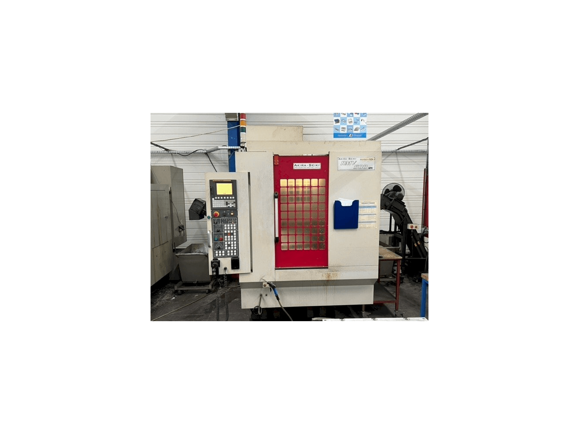 Vista frontale della macchina Akira Seiki RMV500 APC