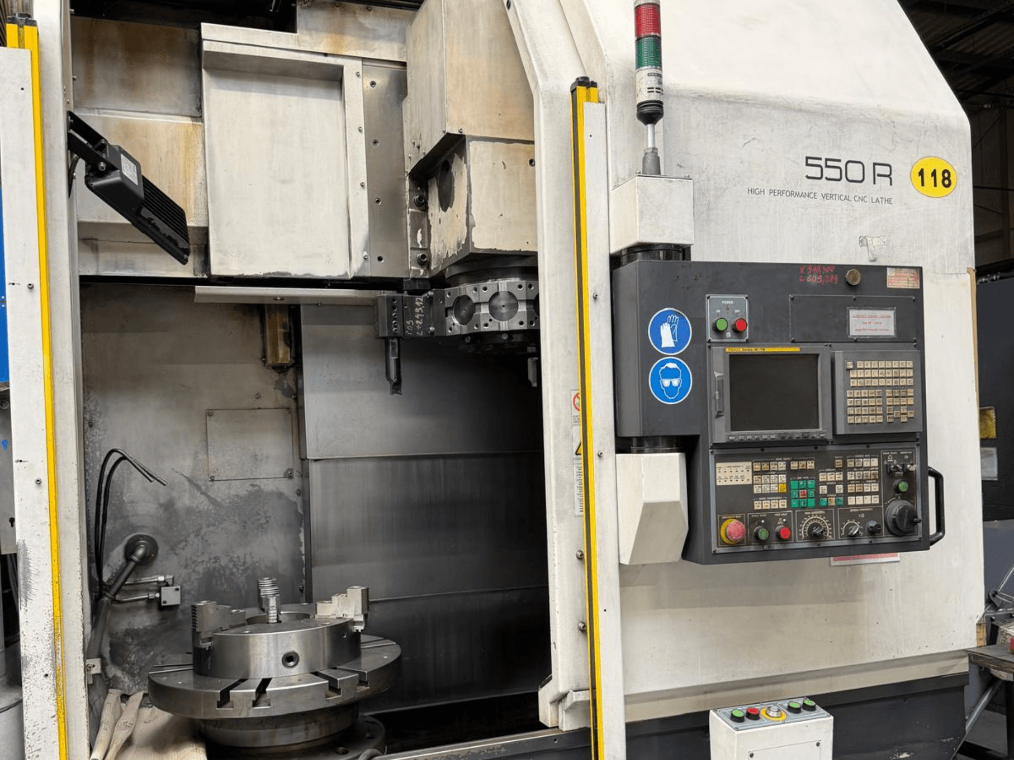 Tornio verticale CNC 550 R ad alte prestazioni, vista frontale, con pannello di controllo, mandrino rotante e componenti operativi.