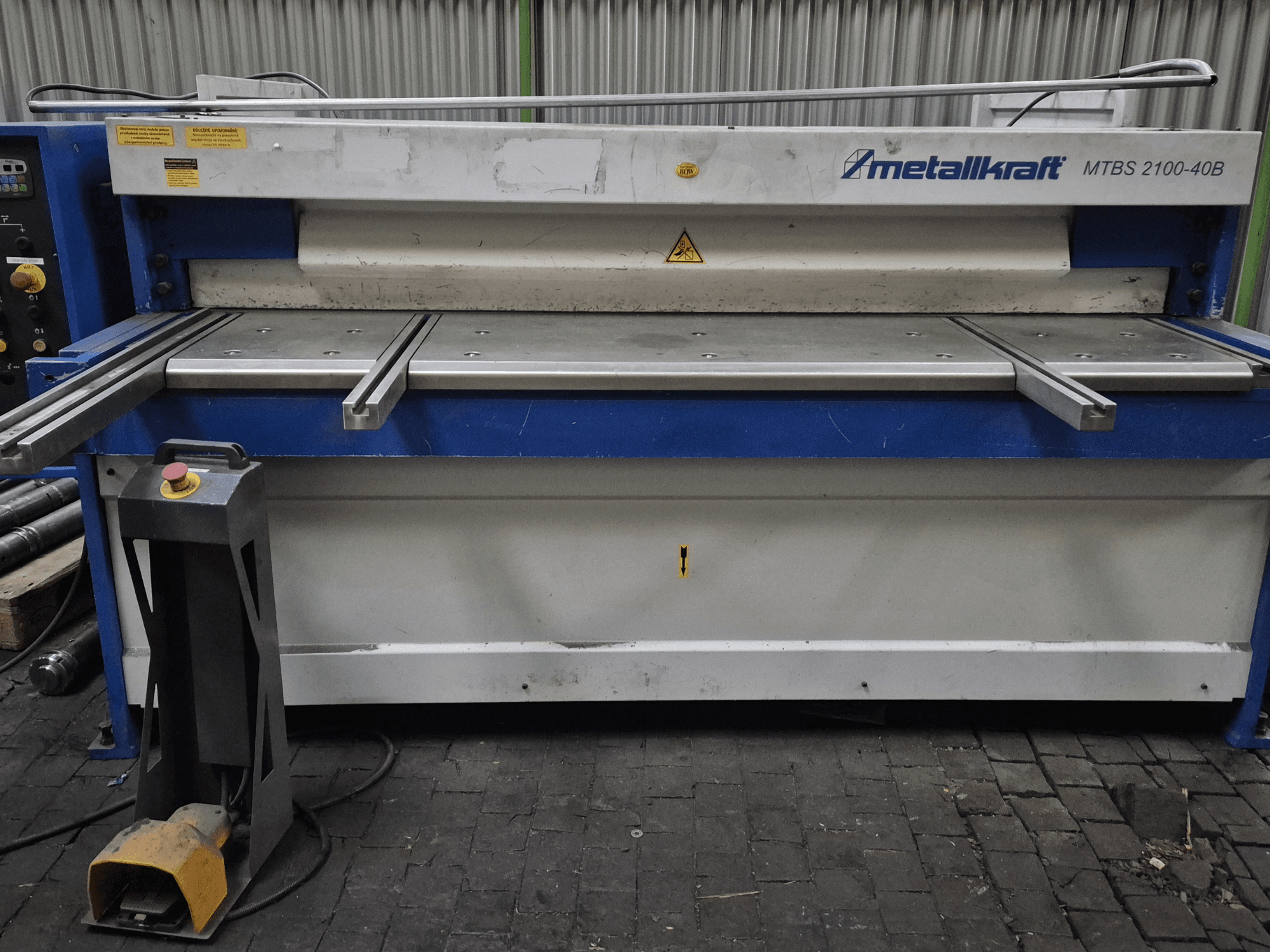 Macchina cesoia CNC Metallkraft MTBS 2100-40B, vista frontale che mostra il pannello di controllo e il tavolo di taglio con caratteristiche di sicurezza.