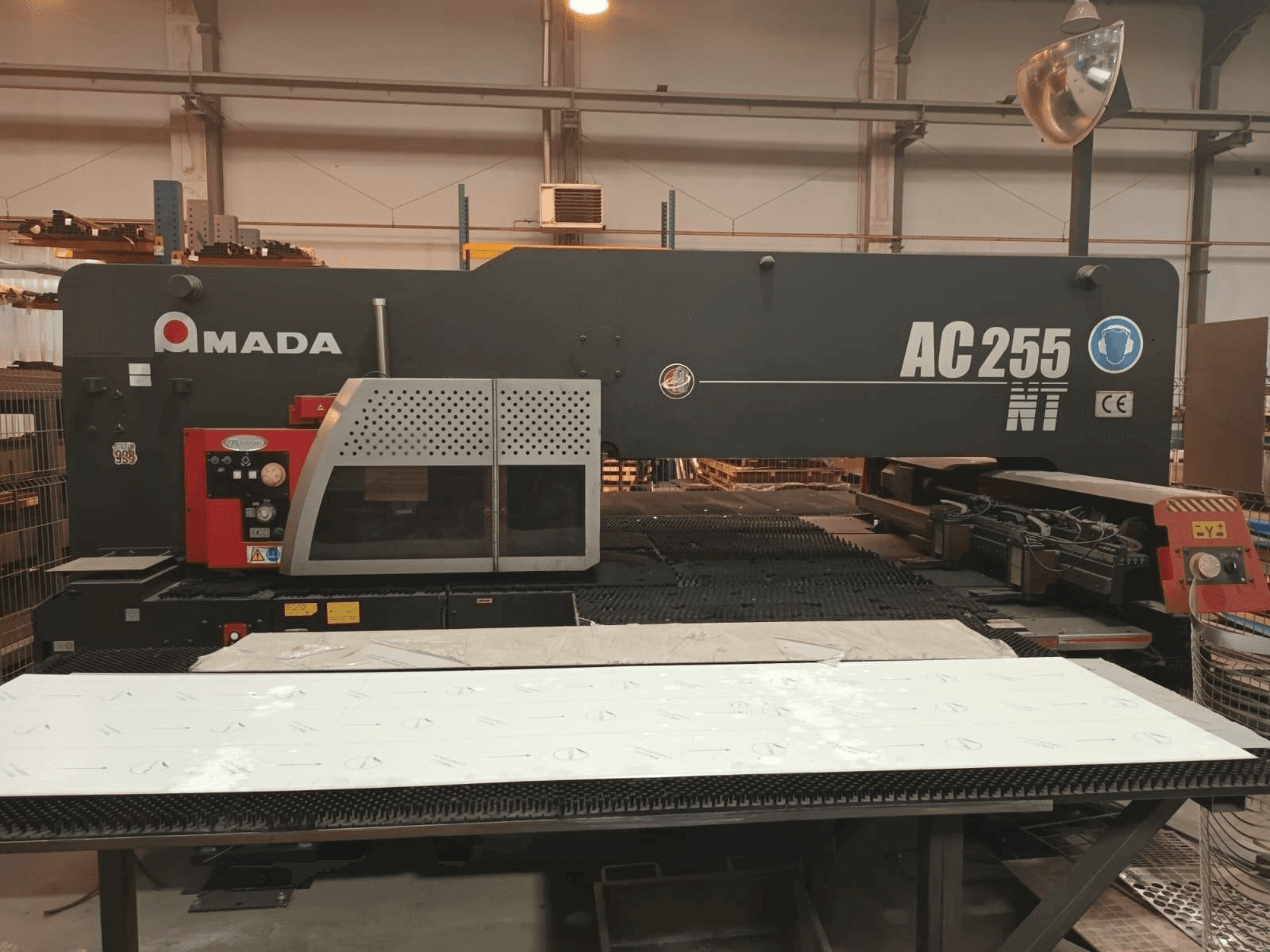 Vista frontale della macchina AMADA AC 255 NT