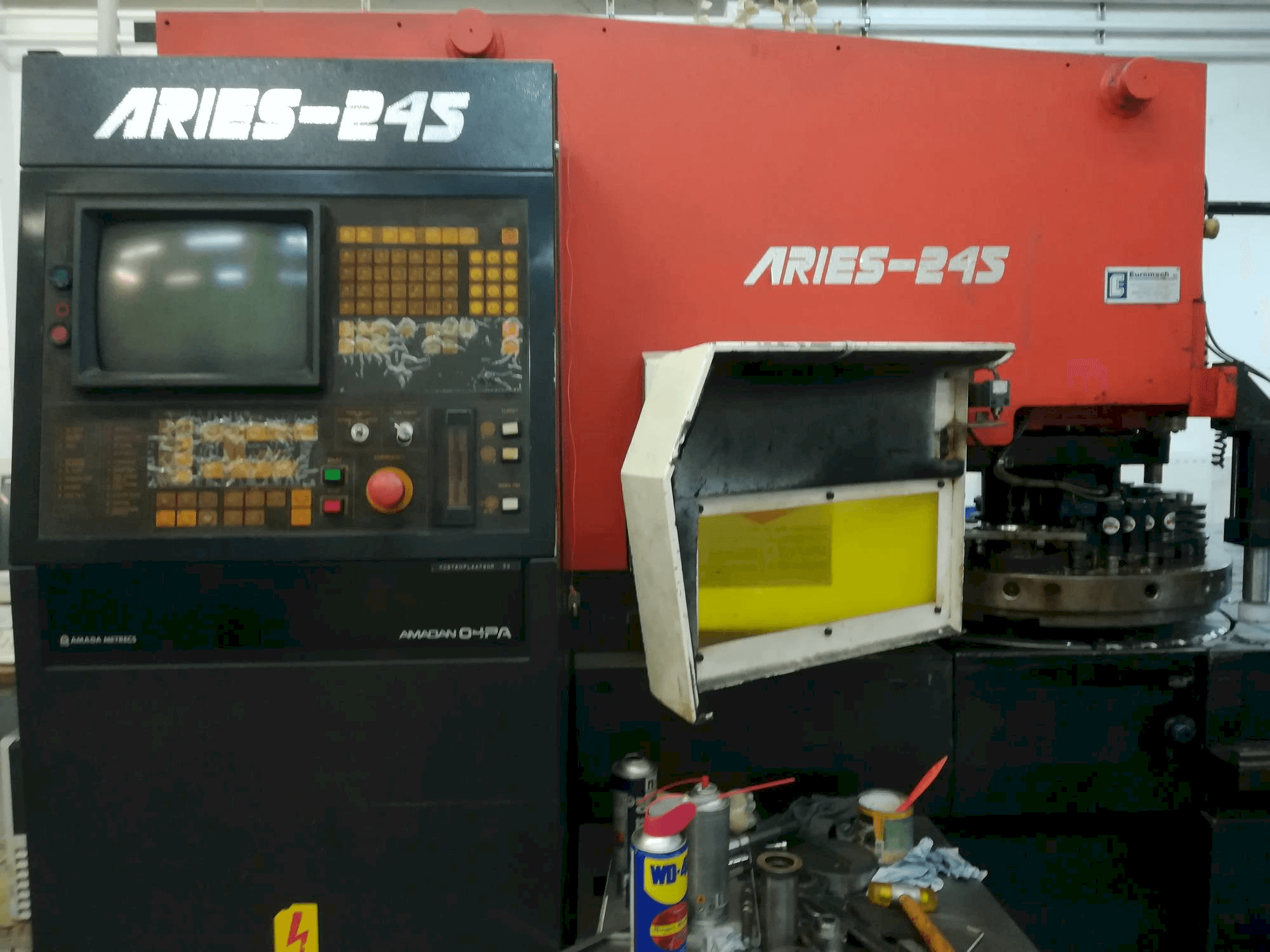 Vista frontale della macchina AMADA Aries 245 20Ton