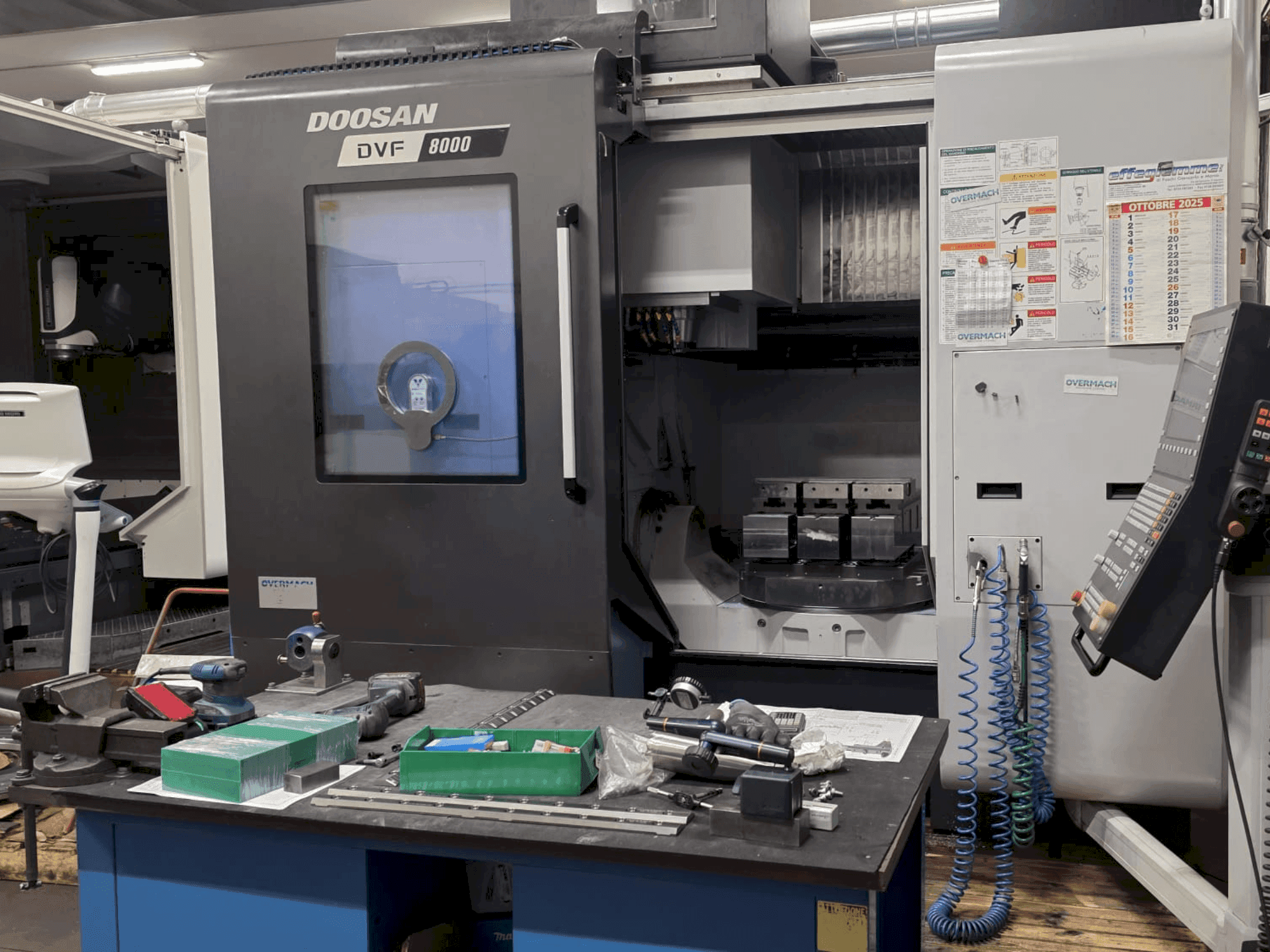 Vista frontale della macchina DOOSAN DVF 8000