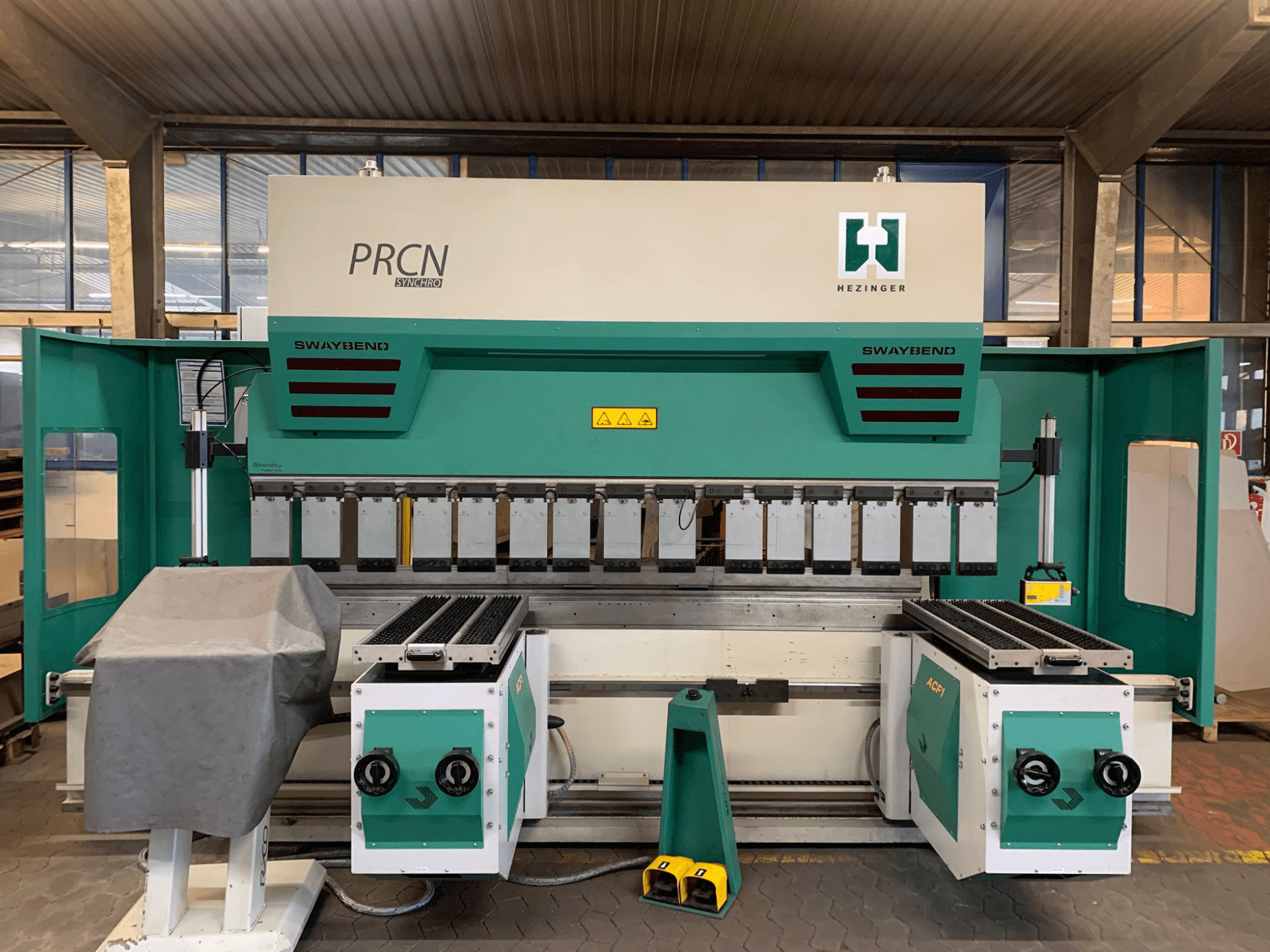 Piegatrice PRCN Synchro 30135, vista frontale, con SwayBend e pannello di controllo visibili, in un ambiente di officina.