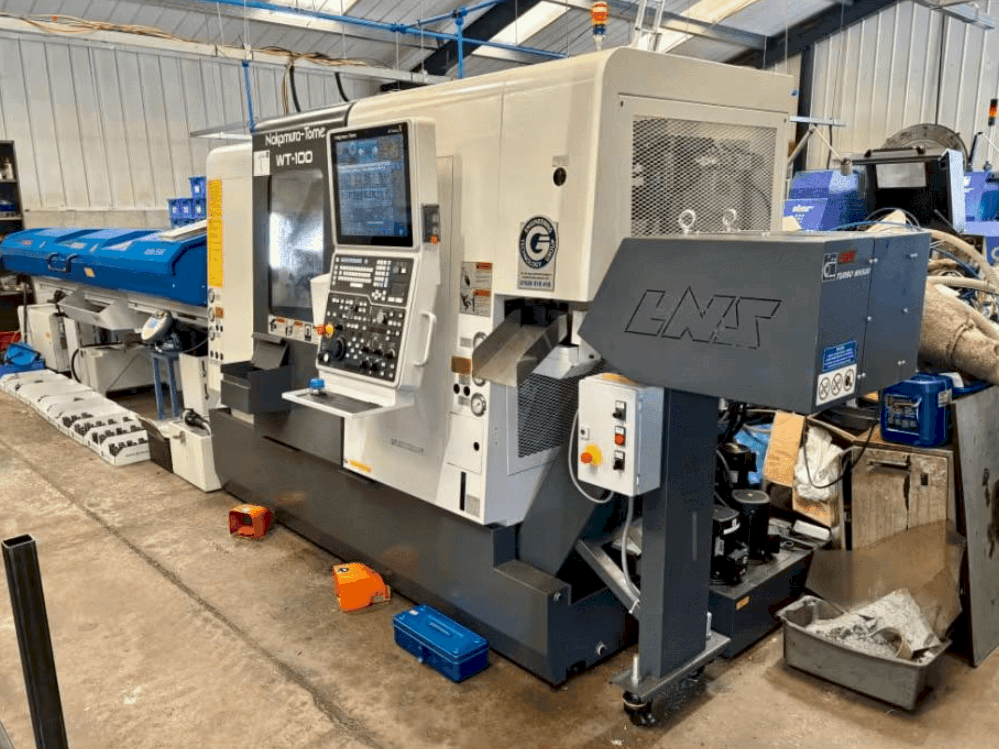 Vista frontale della macchina NAKAMURA WT-100