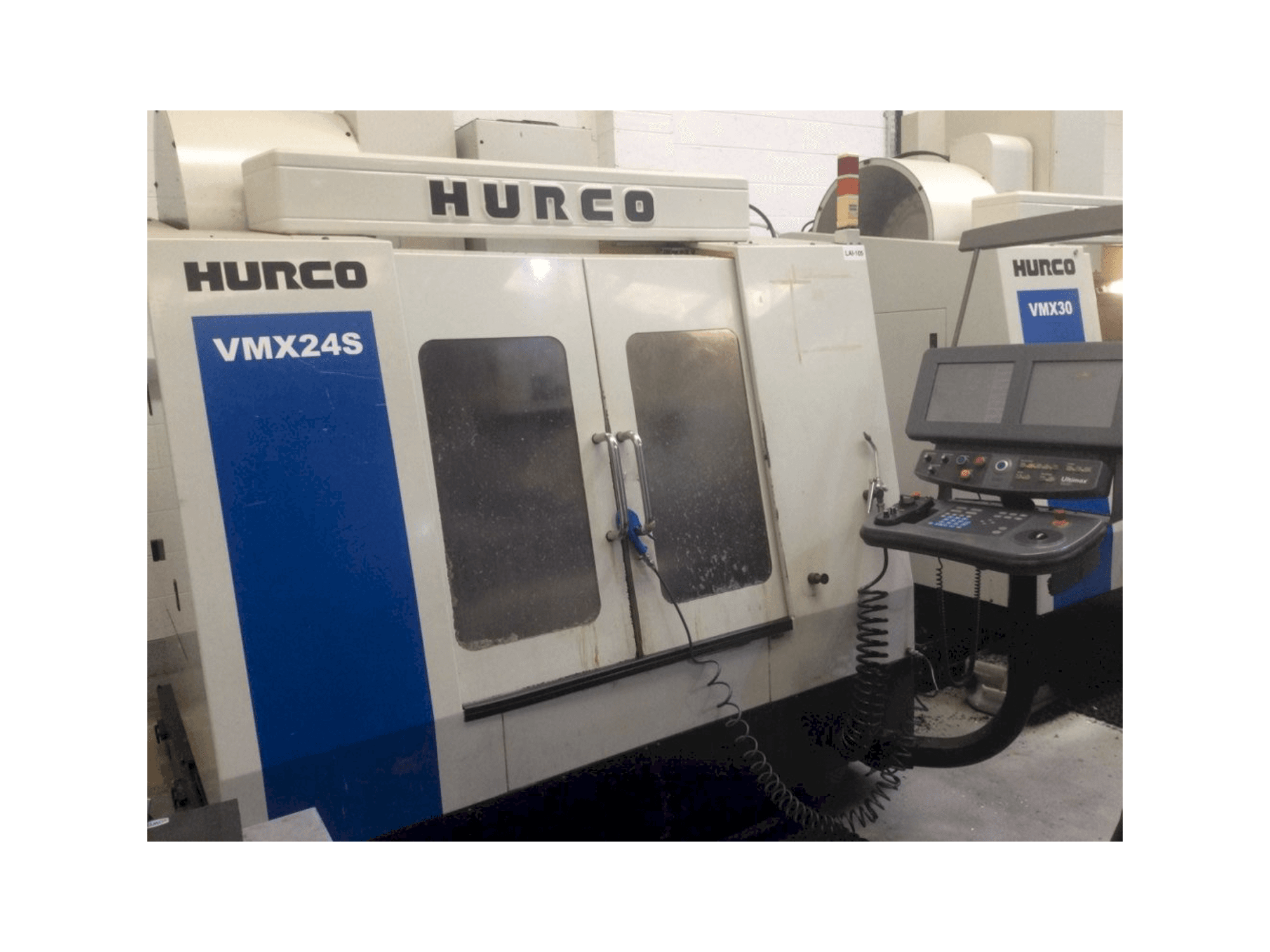 Vista frontale della macchina Hurco VMX24S