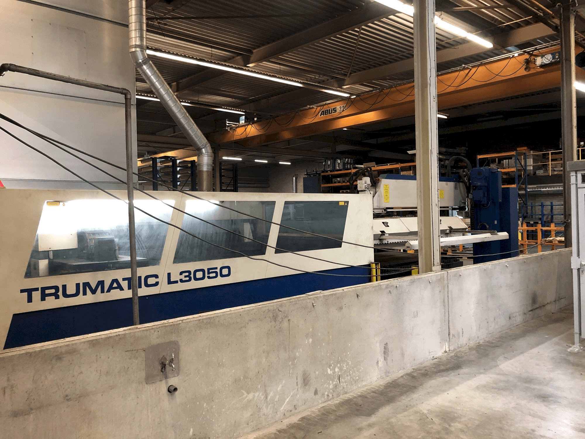 Vista frontale della macchina Trumpf Trumatic 3050