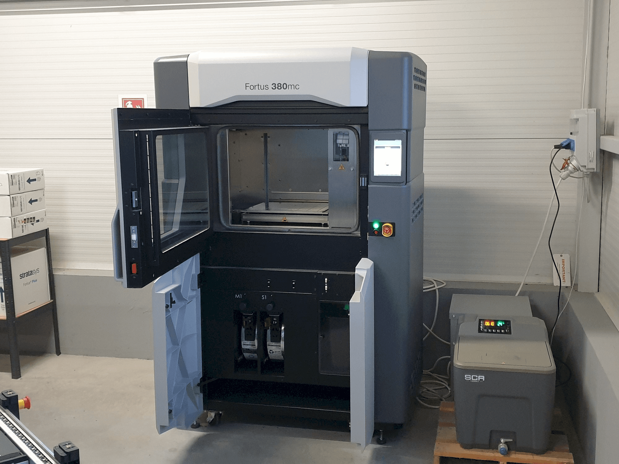 Vista frontale della macchina Stratasys Fortus 380mc
