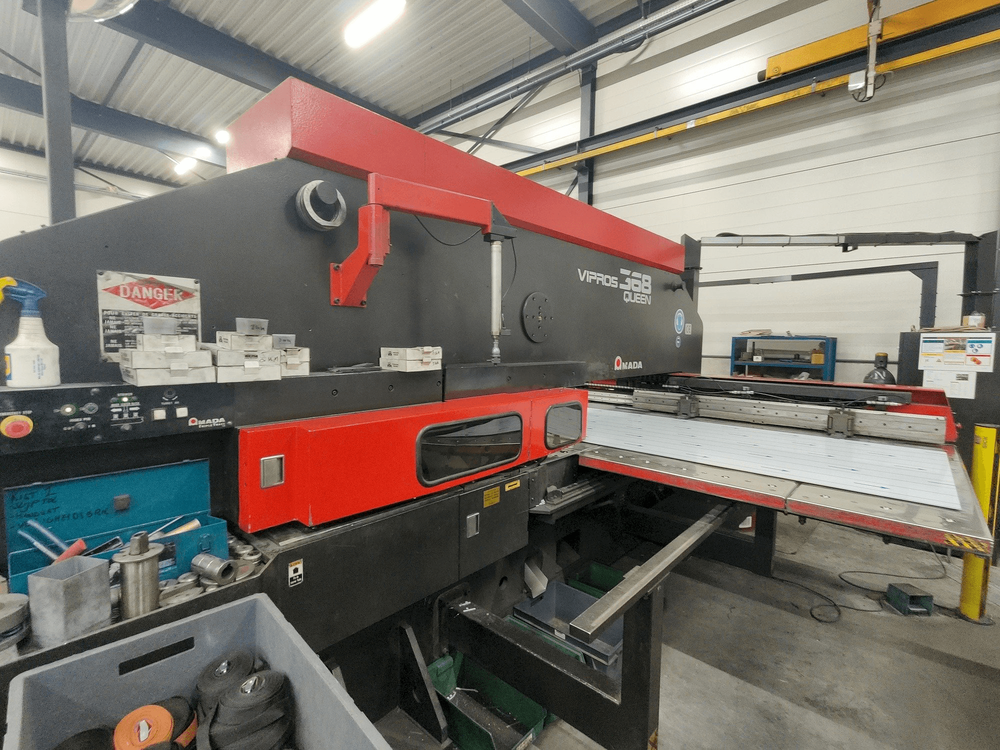 Vista frontale della macchina AMADA Vipros 357 Queen