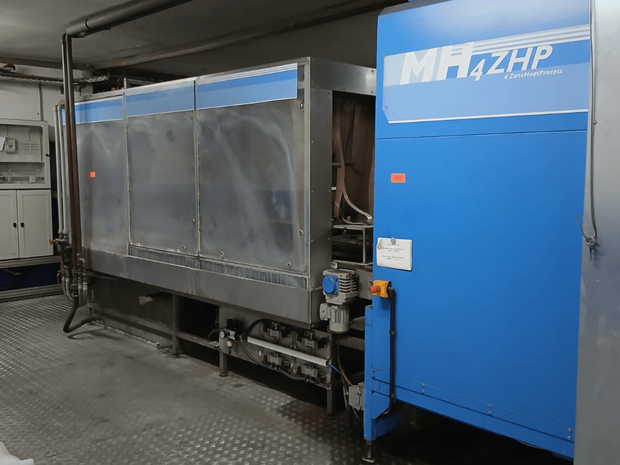 Macchina industriale MH 4ZHP in vista laterale, con struttura in acciaio inox e pannello blu con elementi di controllo.