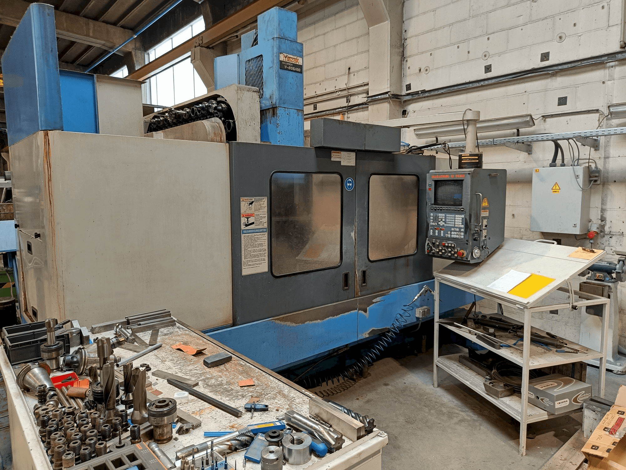 Vista frontale della macchina Mazak MTV655/60