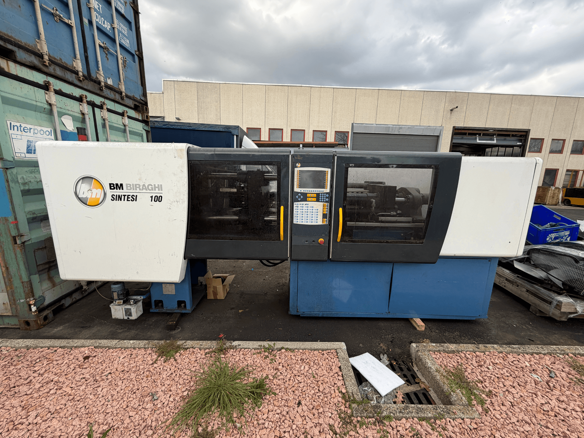 La pressa a iniezione idraulica Negri Bossi BM BIRAGHI SINTESI 100, vista frontale, mostra il pannello di controllo e le caratteristiche del design operativo.