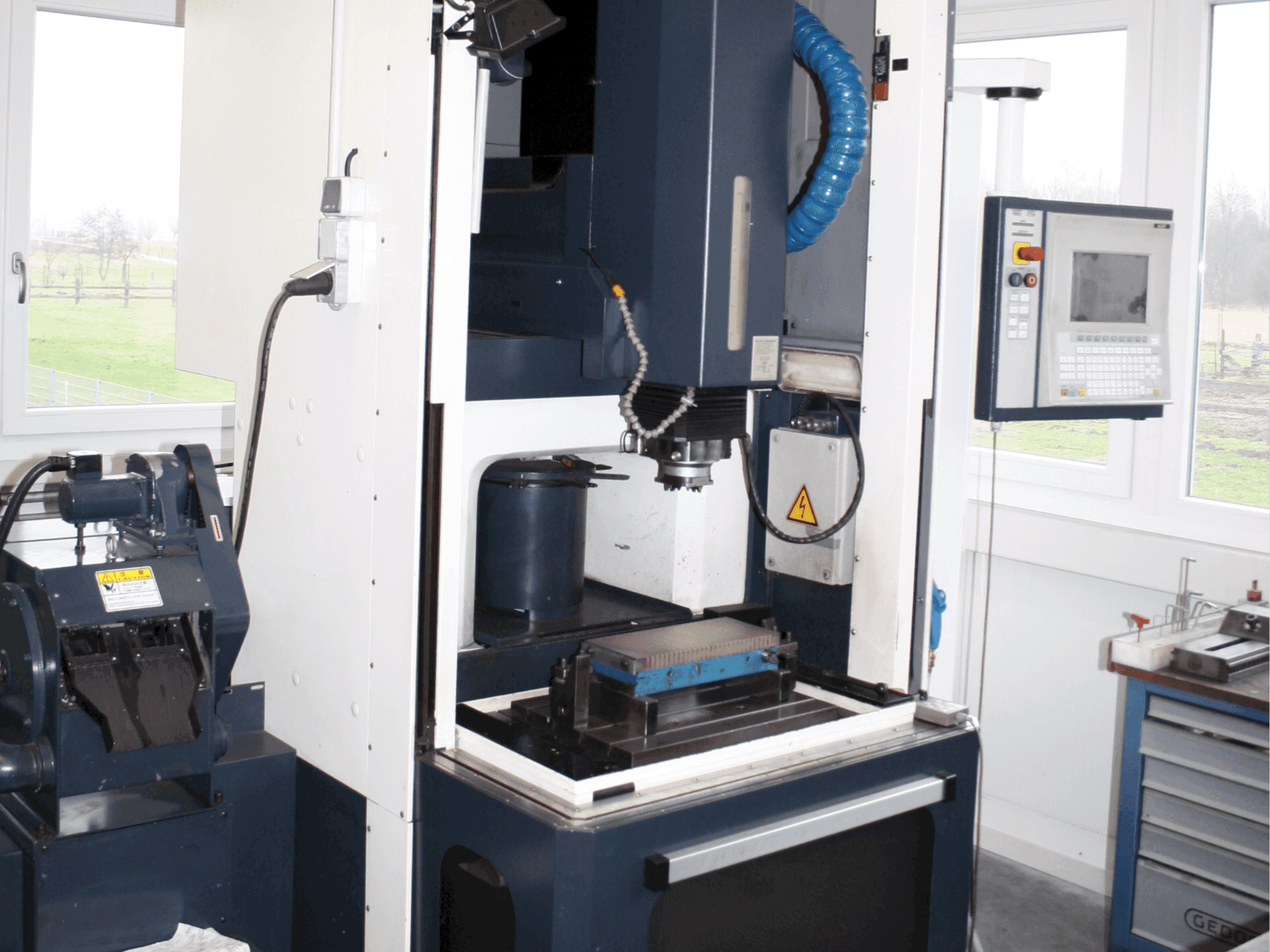 Vista frontale della macchina Makino EDNC 30