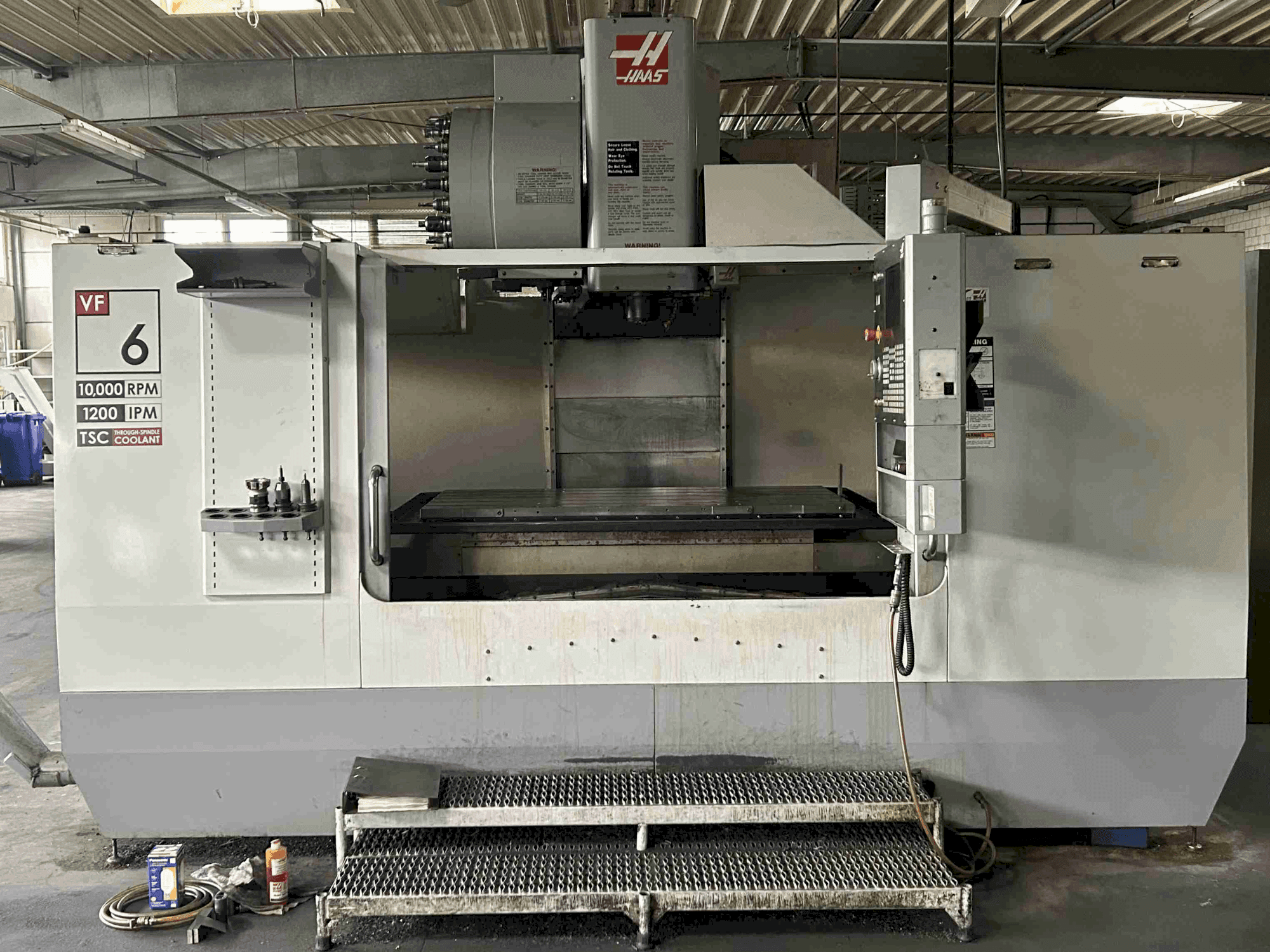 Vista frontale della macchina HAAS VF 6 BHE