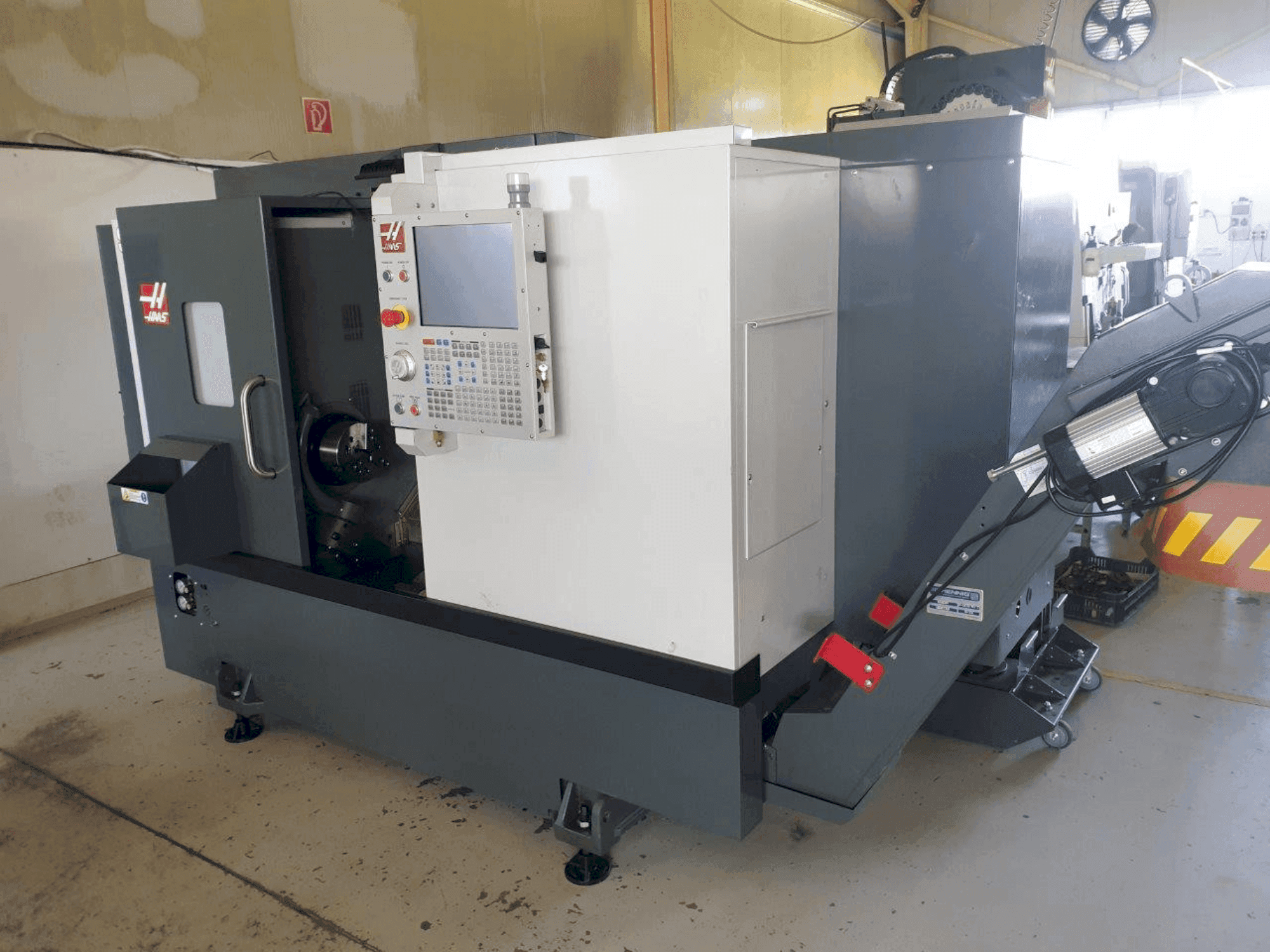 Vista frontale della macchina HAAS ST-20