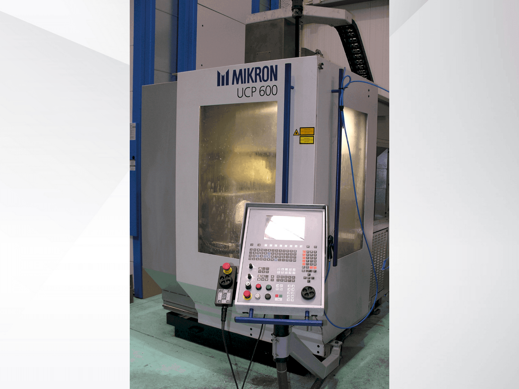Vista frontale della macchina MIKRON UCP 600