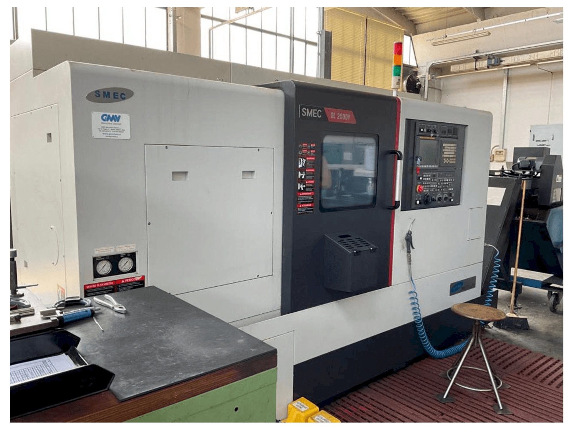 Vista frontale della macchina SMEC SL-2500Y