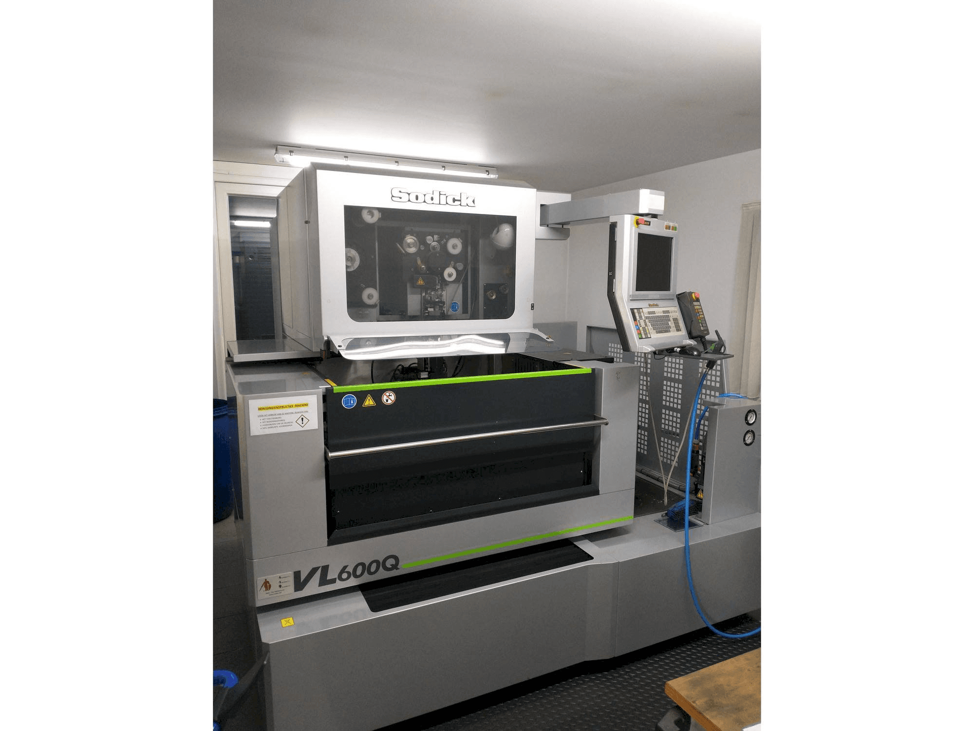 Vista frontale della macchina Sodick VL600Q