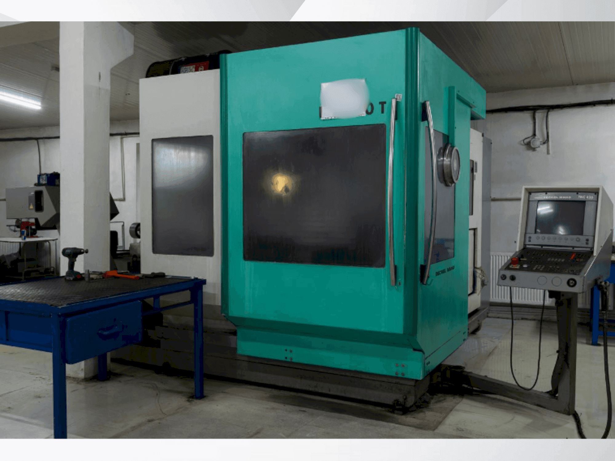 Vista frontale della macchina DECKEL MAHO DMU 80T