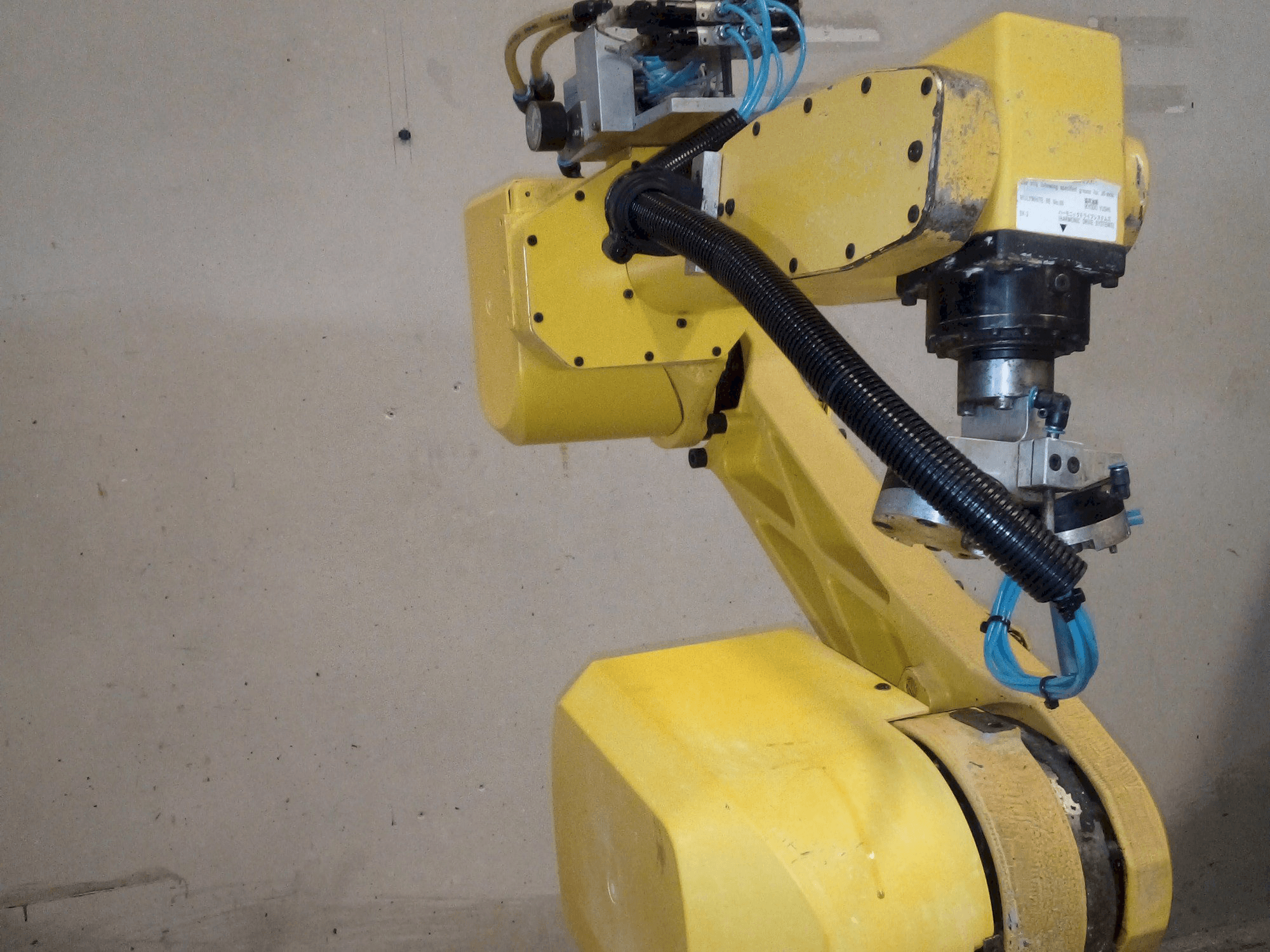 Vista frontale della macchina FANUC M-6iB