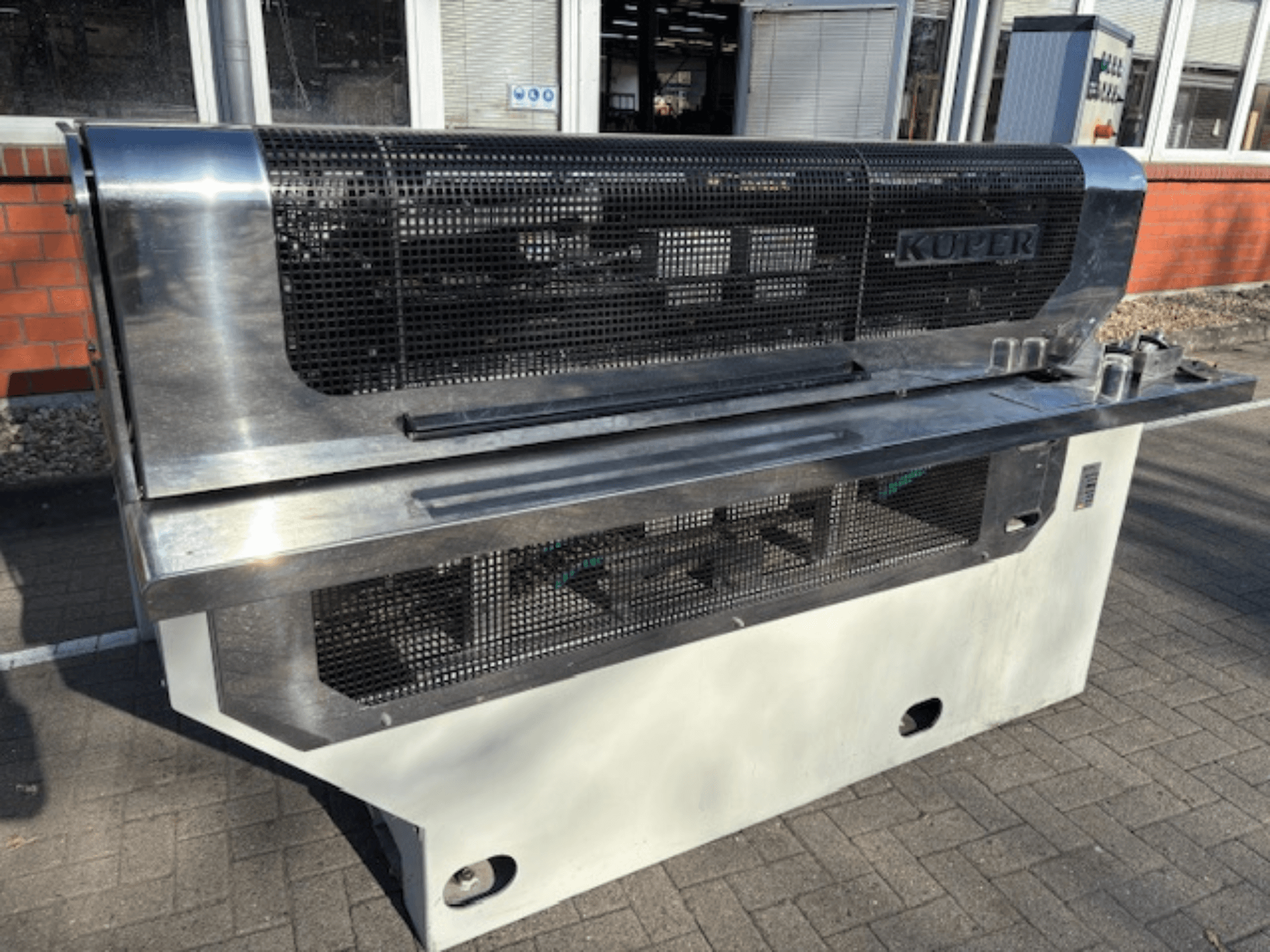 Ghigliottina per impiallacciatura KUPER FLI, vista frontale, con corpo in acciaio inox e rete di protezione per un funzionamento sicuro.