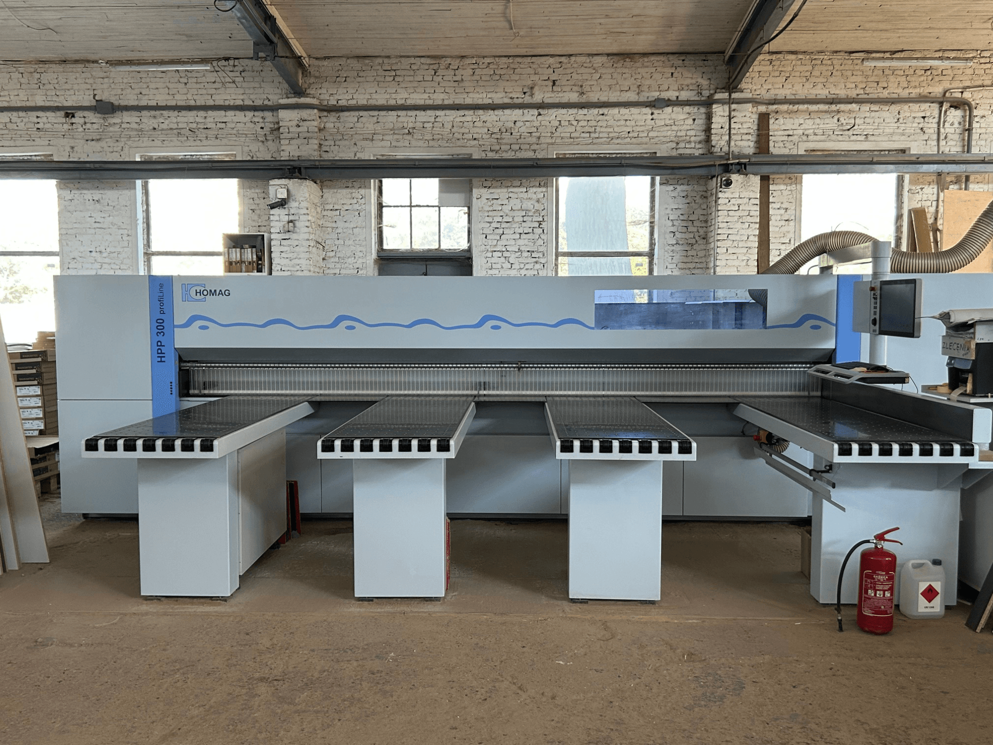 Sega a pannelli HOMAG PROFI HPP 300, vista frontale, dotata di due tavoli di appoggio e di un display digitale per tagli di precisione.