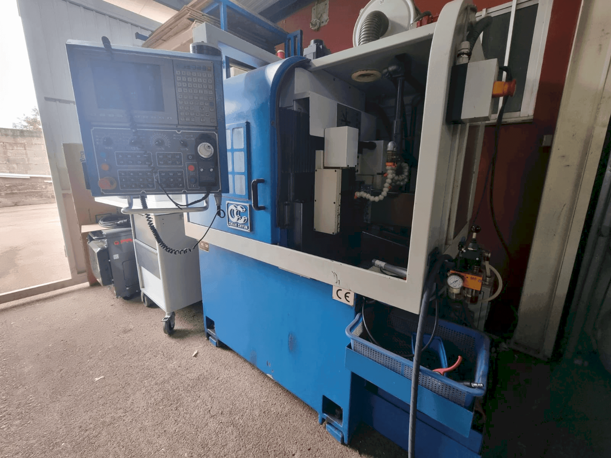 Vista frontale della macchina Chiah-Chyun CY-32M