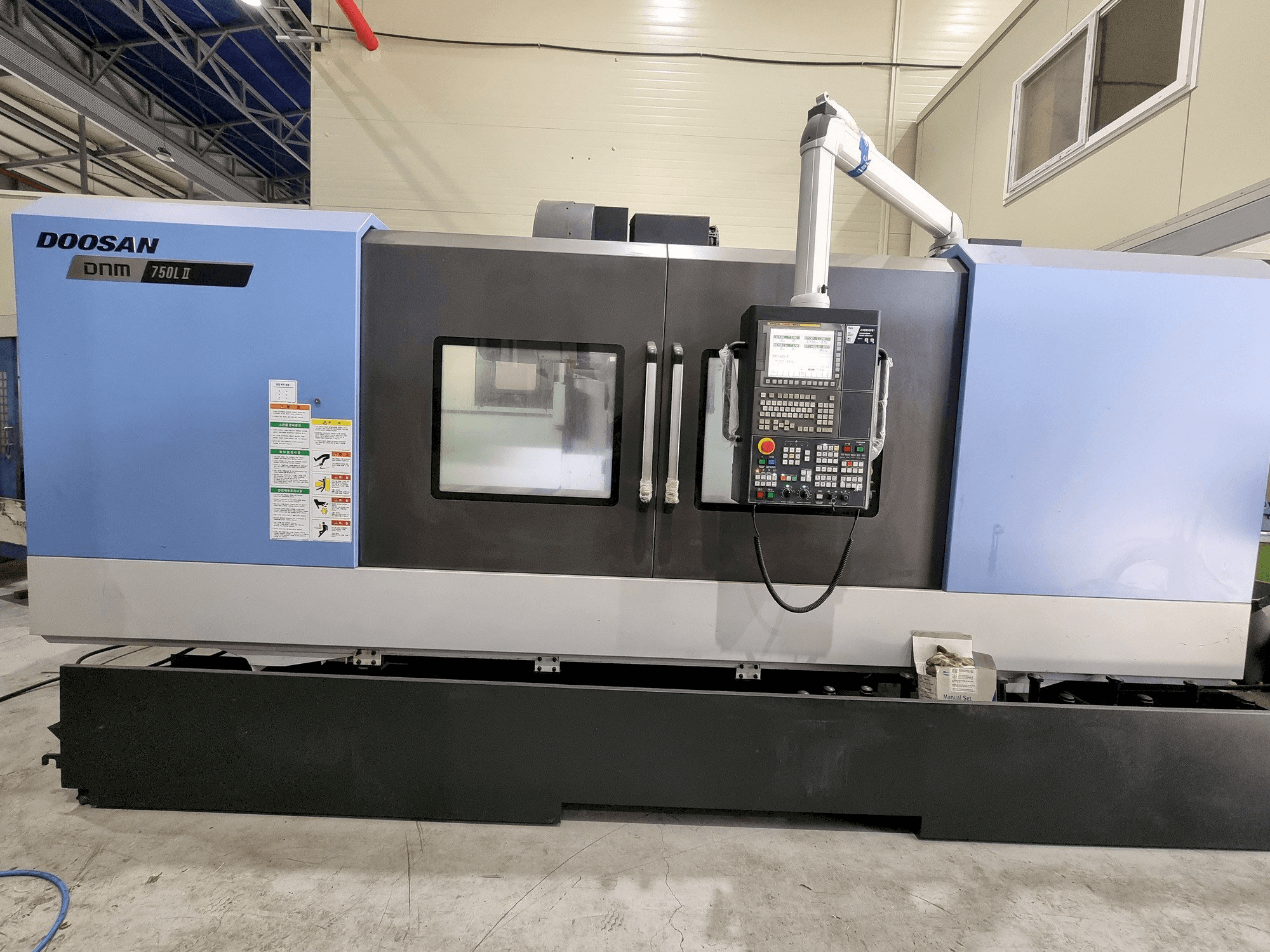 Vista frontale della macchina Doosan DNM 750L II