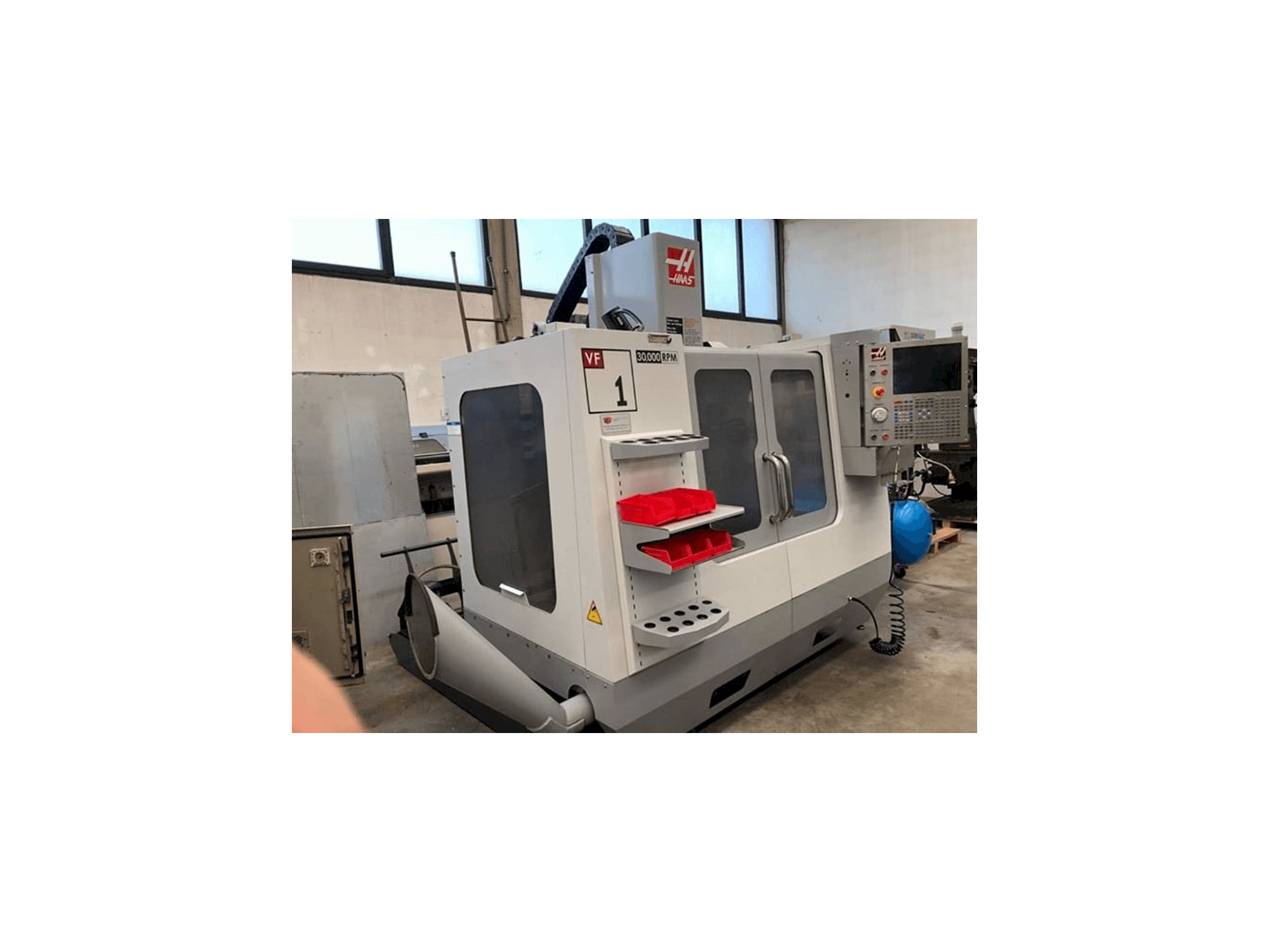 Vista frontale della macchina HAAS VF1 SS
