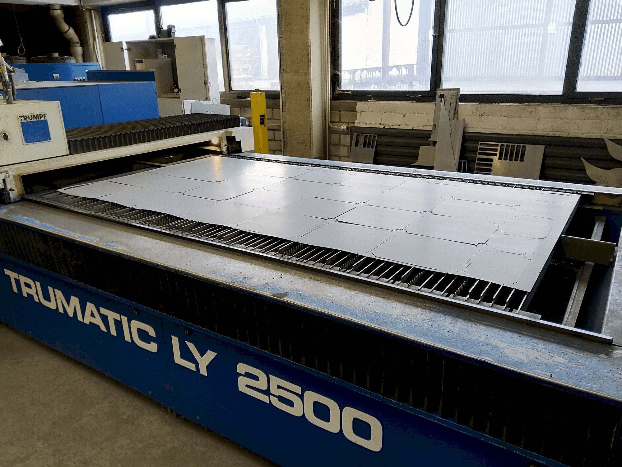 Vista frontale della macchina Trumpf Trumatic LY2500