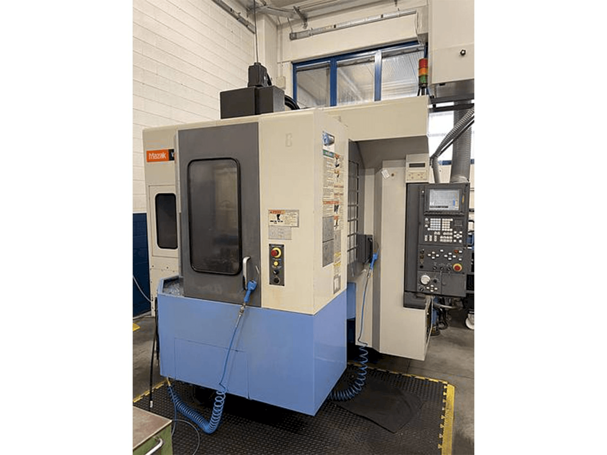 Vista frontale della macchina Mazak Variaxis 500-5X