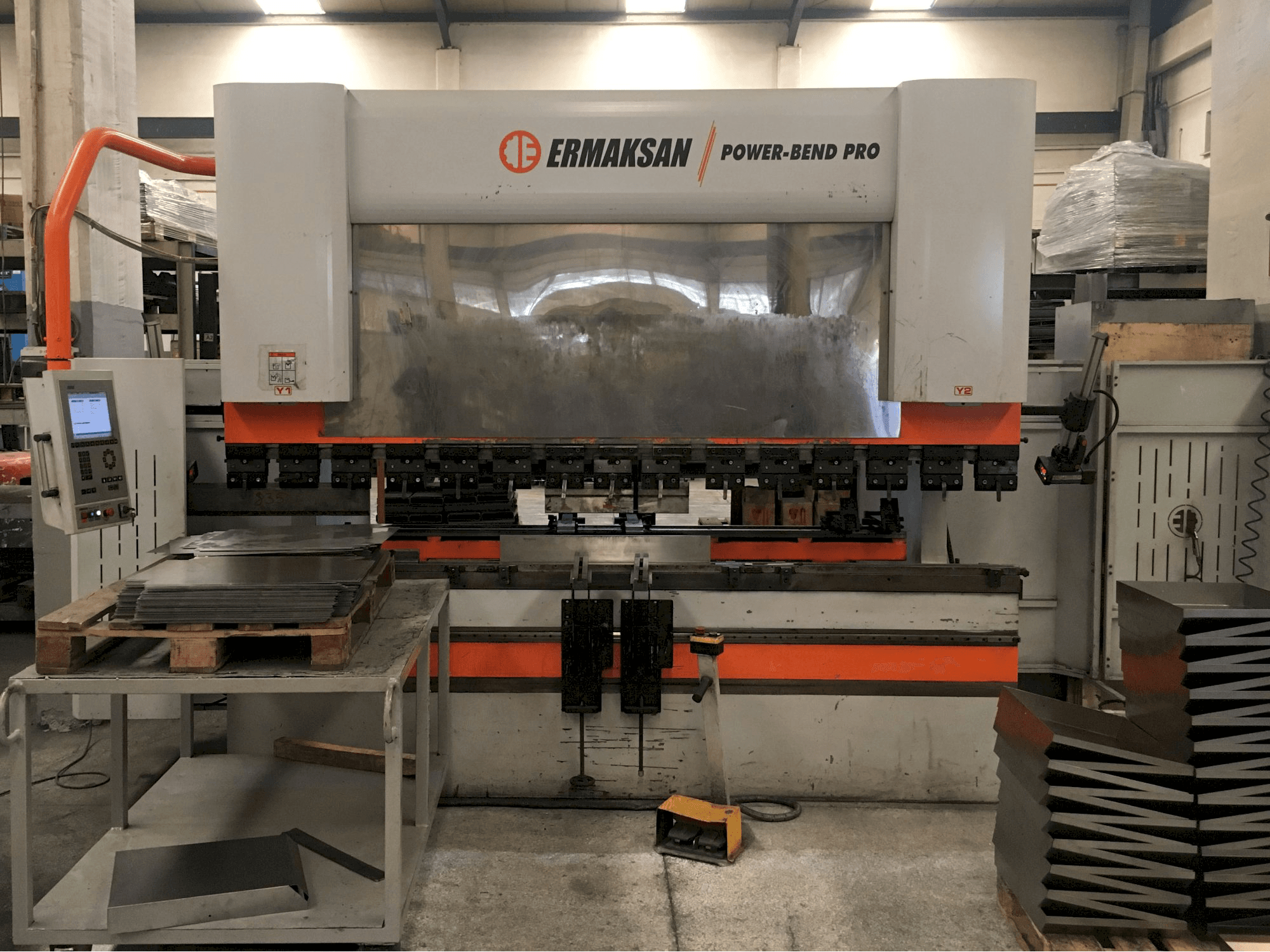 Vista frontale della macchina ERMAKSAN POWER-BEND PRO 3100x220