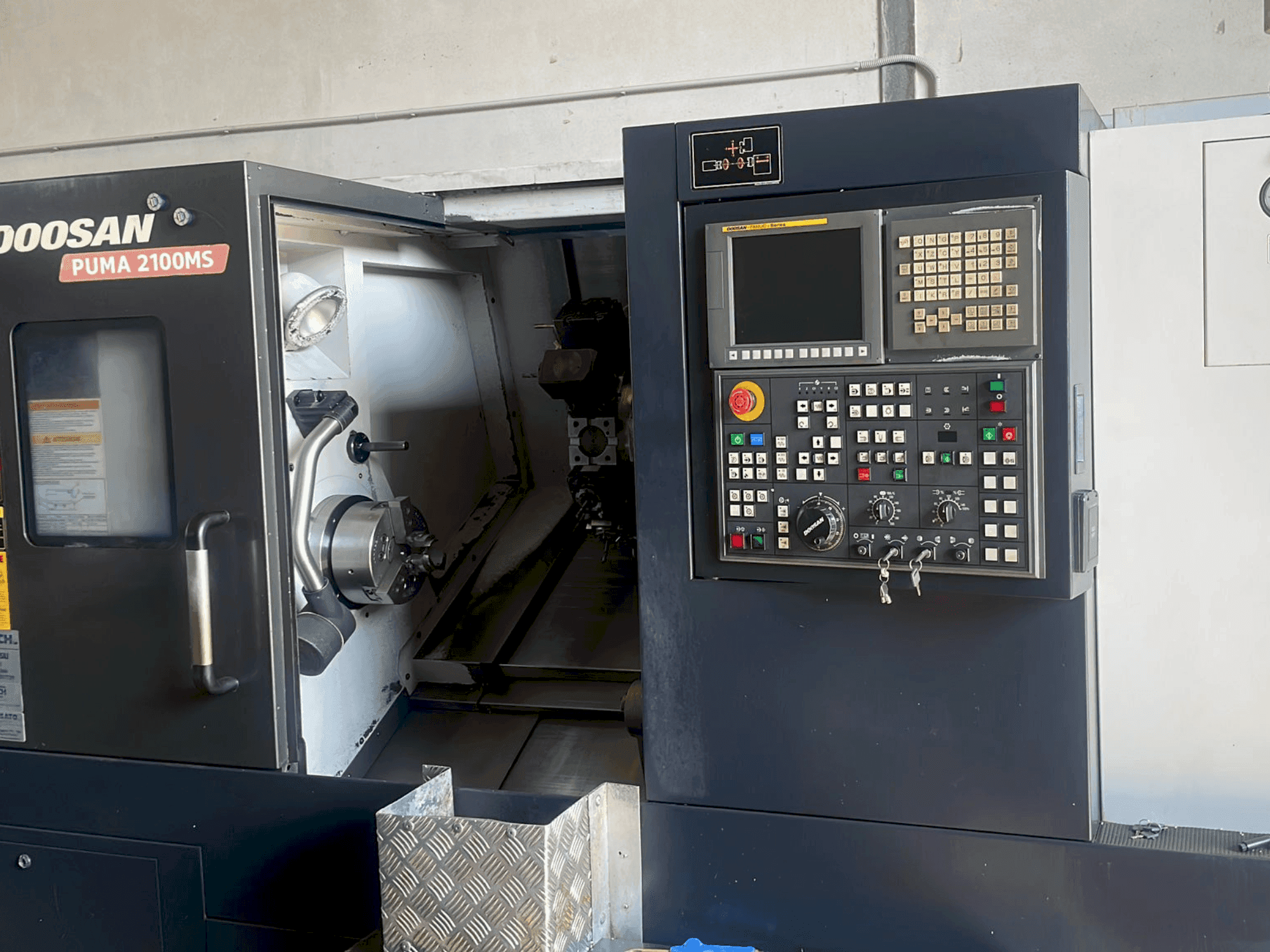 Vista frontale della macchina DOOSAN PUMA 2100MS