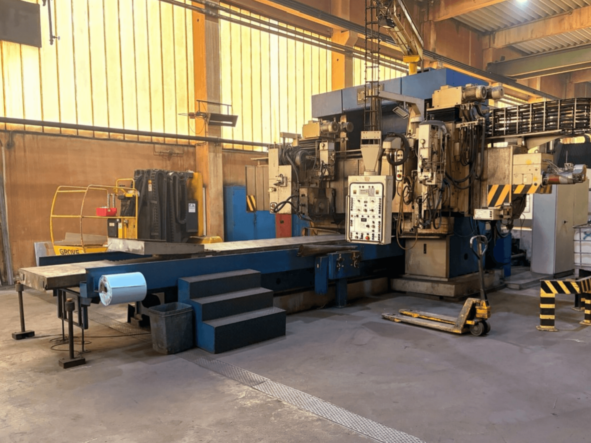 Rettificatrice piana WMW-Heckert SZ10-10-03 in configurazione di fabbrica; vista laterale che mostra il pannello di comando e il piano di lavoro.