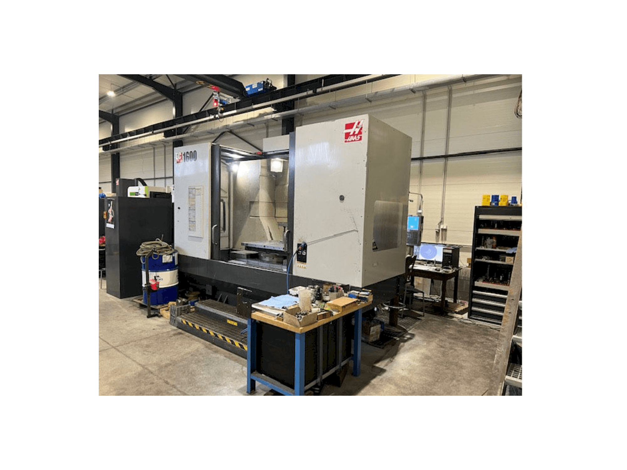 Vista frontale della macchina HAAS EC-1600