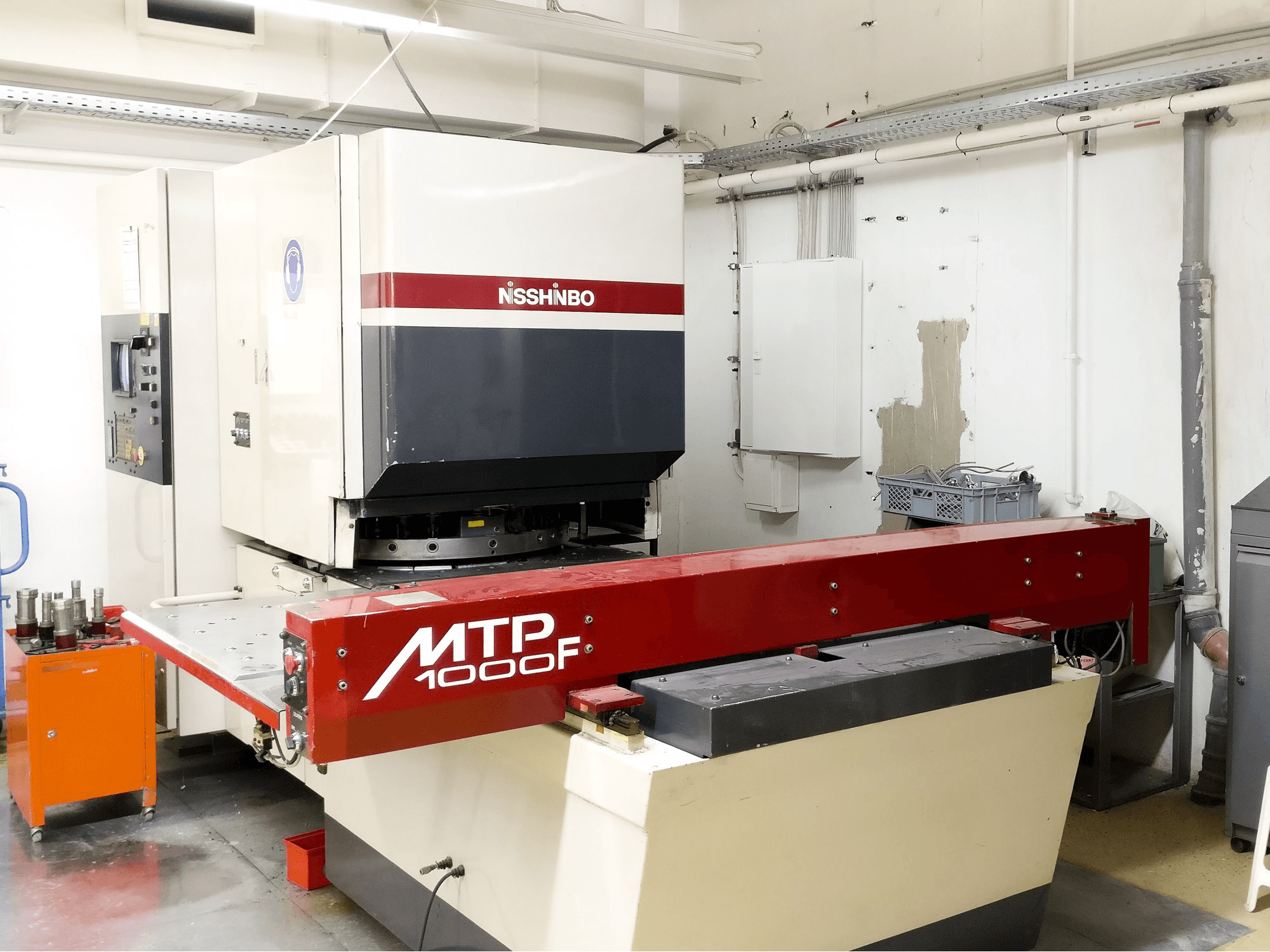 Vista lato sinistro della macchina Nisshinbo MTP-1000F