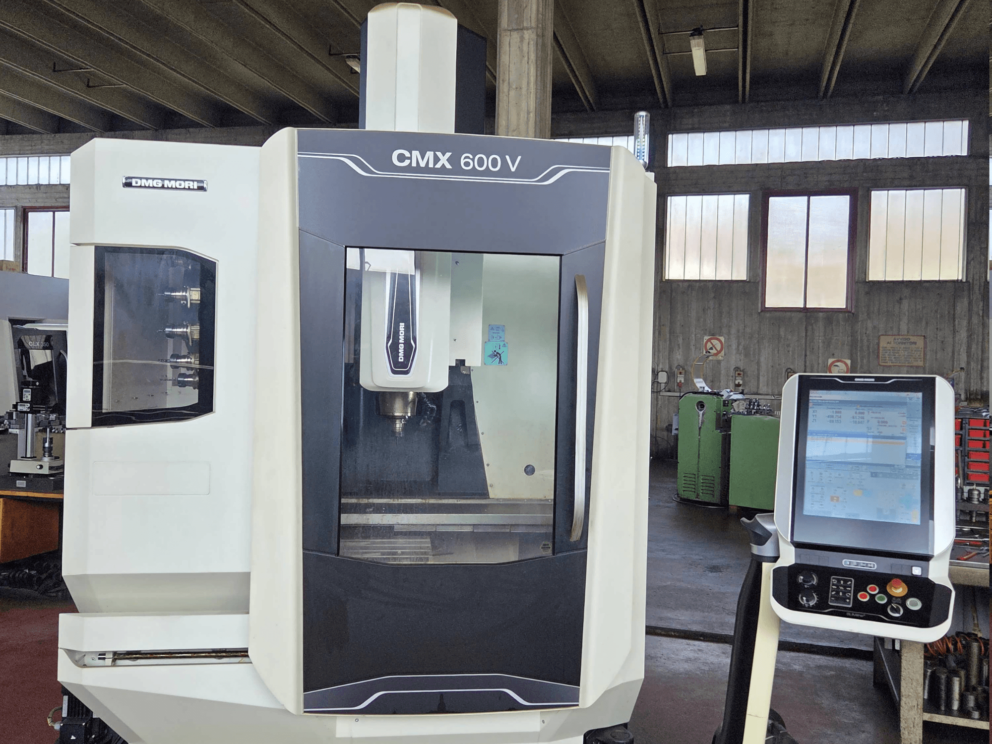 Centro di lavorazione verticale DMG MORI CMX 600V visto frontalmente, con particolare al pannello di controllo e all'area del mandrino.