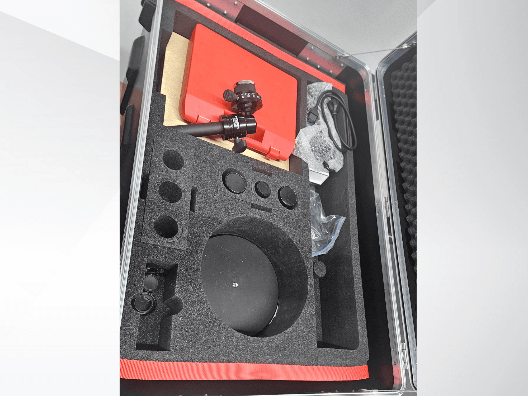 Componenti della macchina di misura ottica ZEISS GOM ATOS 5 in una valigetta rivestita di schiuma, con obiettivo, accessori e confezione protettiva.