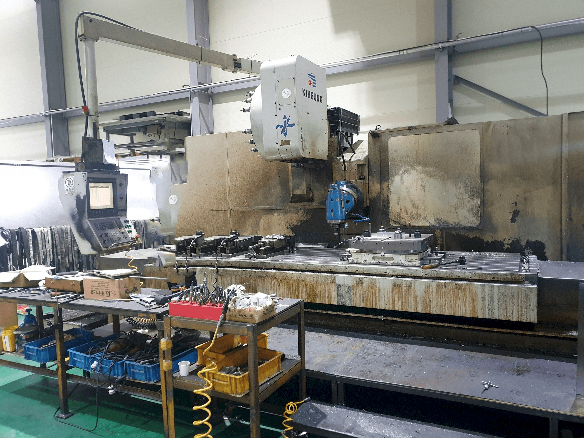 Vista frontale della macchina KIHEUNG KNC-U1000